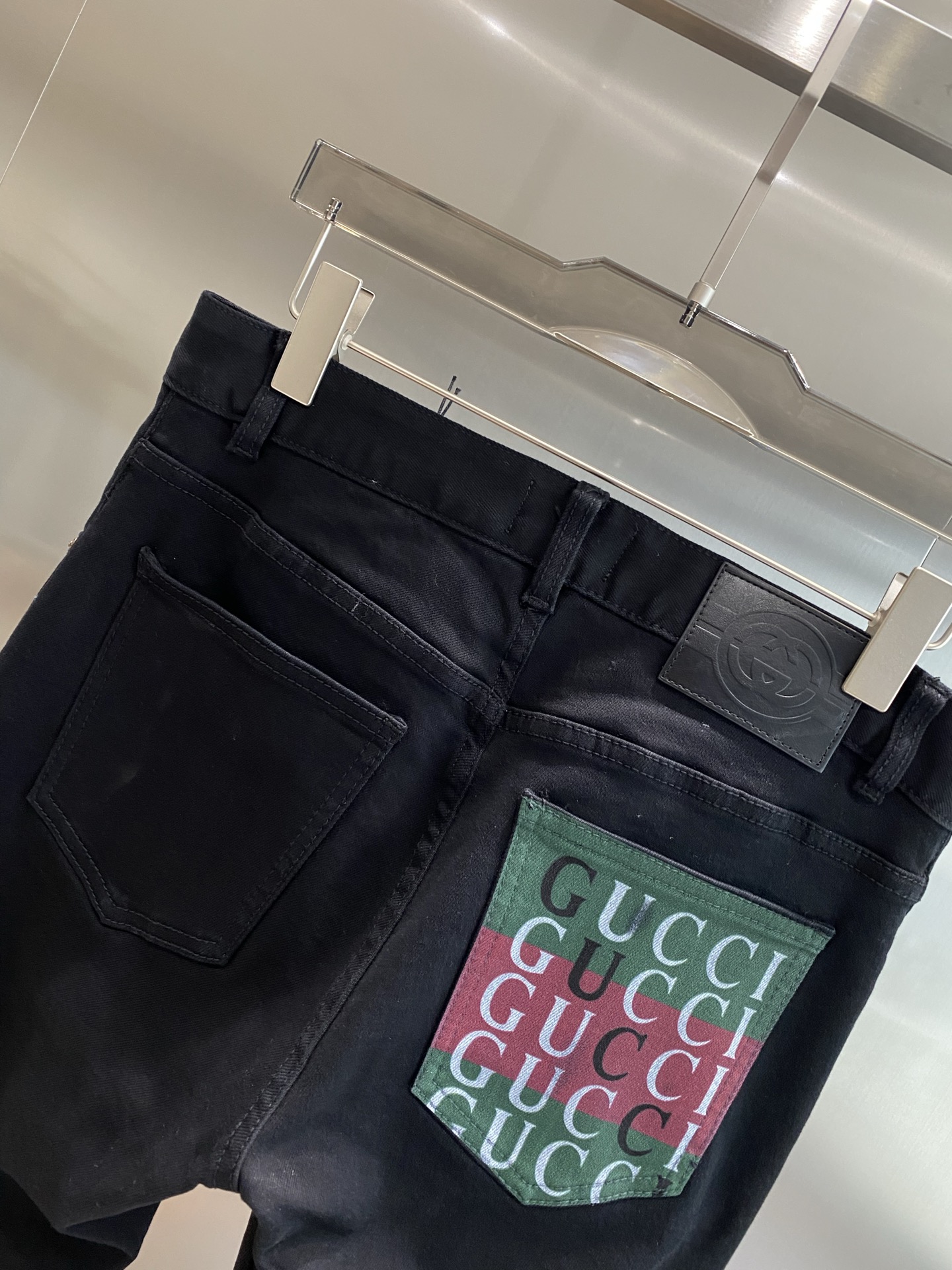 《𝙉𝙚𝙬🤍🖤 古家》
Gucci牛仔裤，经典与个性的碰撞
后口袋都太吸睛啦，红绿配色的“GUCCI”标识