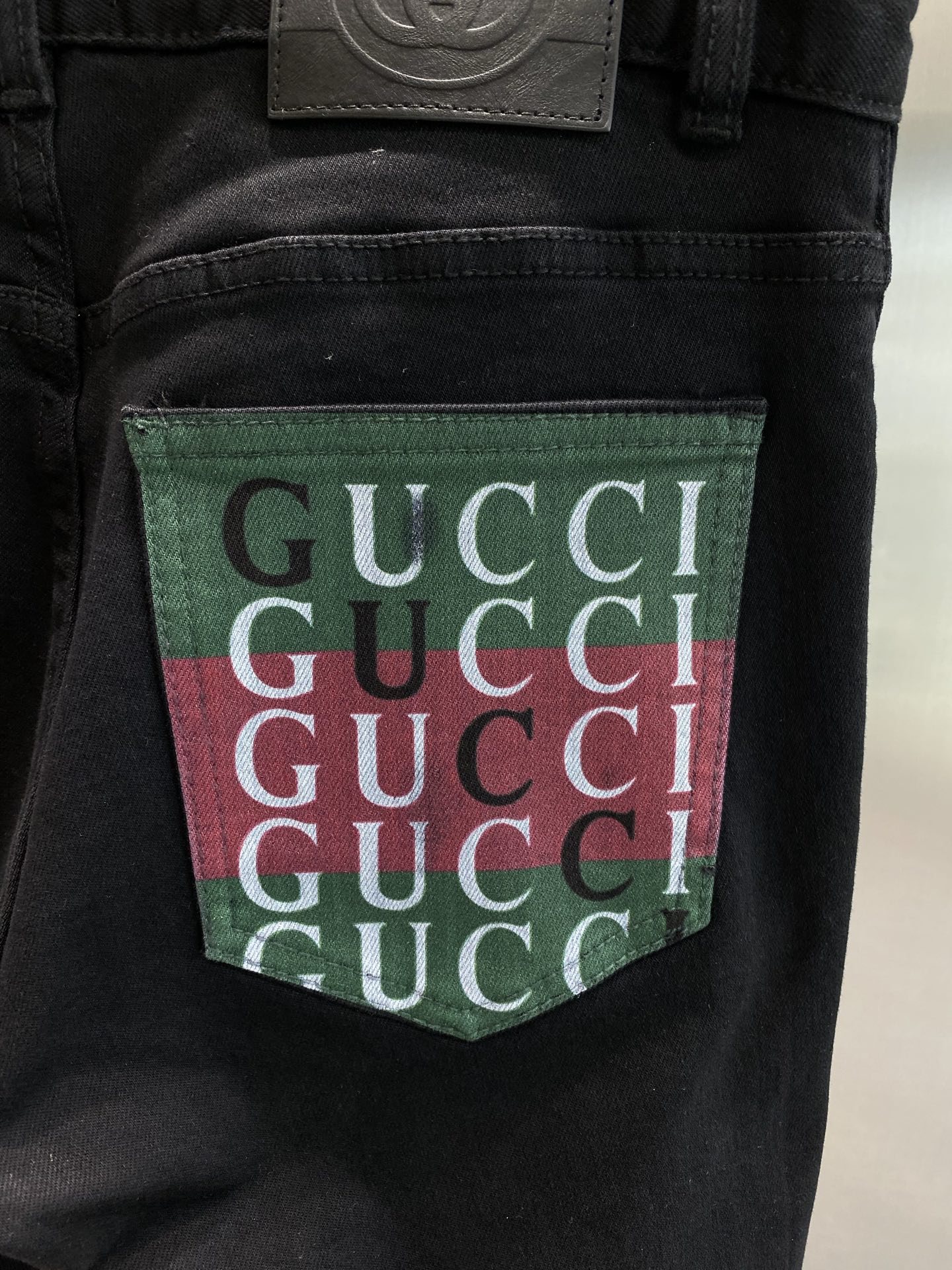 《𝙉𝙚𝙬🤍🖤 古家》
Gucci牛仔裤，经典与个性的碰撞
后口袋都太吸睛啦，红绿配色的“GUCCI”标识