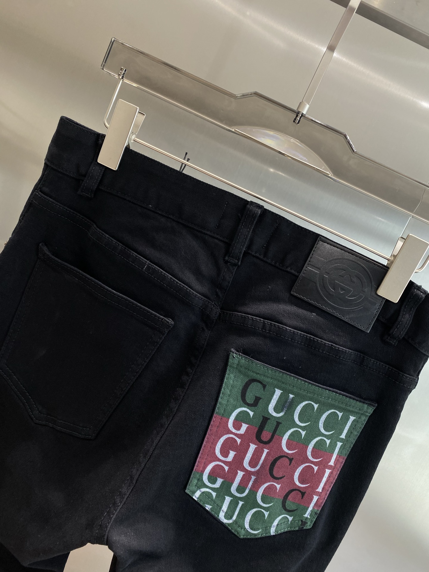 《𝙉𝙚𝙬🤍🖤 古家》
Gucci牛仔裤，经典与个性的碰撞
后口袋都太吸睛啦，红绿配色的“GUCCI”标识