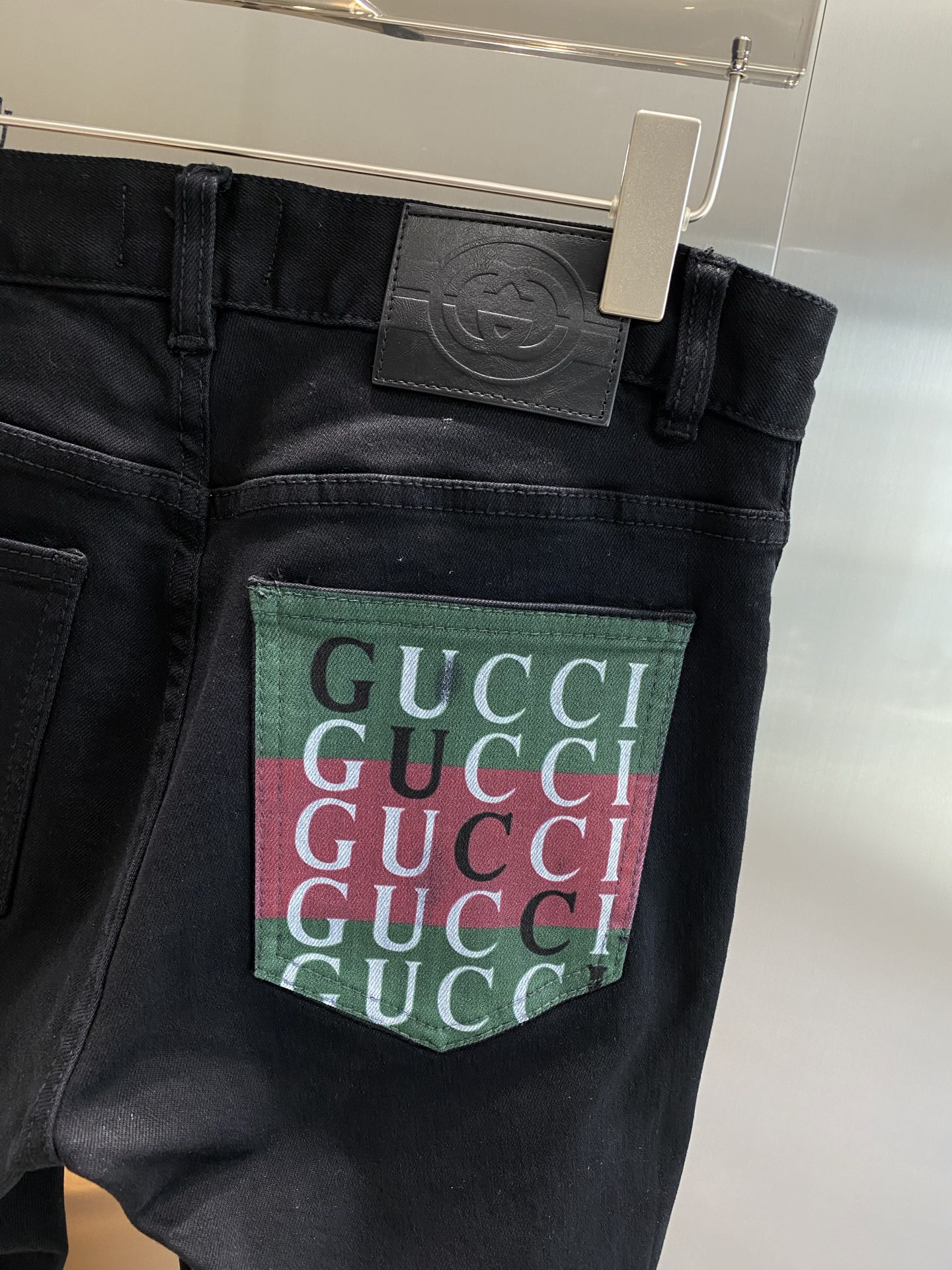 《𝙉𝙚𝙬🤍🖤 古家》
Gucci牛仔裤，经典与个性的碰撞
后口袋都太吸睛啦，红绿配色的“GUCCI”标识