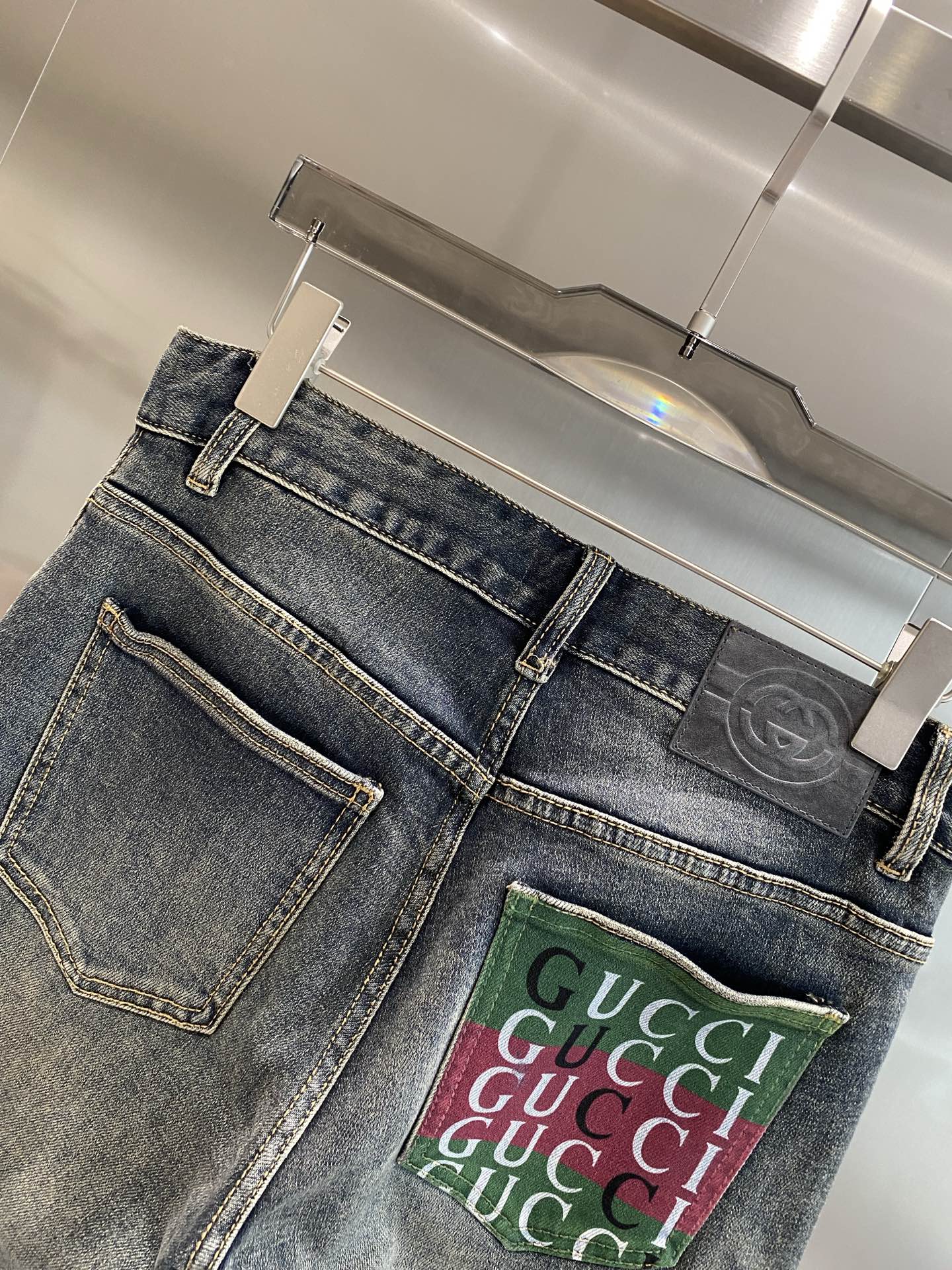 《𝙉𝙚𝙬🤍🖤 古家》
Gucci牛仔裤，经典与个性的碰撞
后口袋都太吸睛啦，红绿配色的“GUCCI”标识