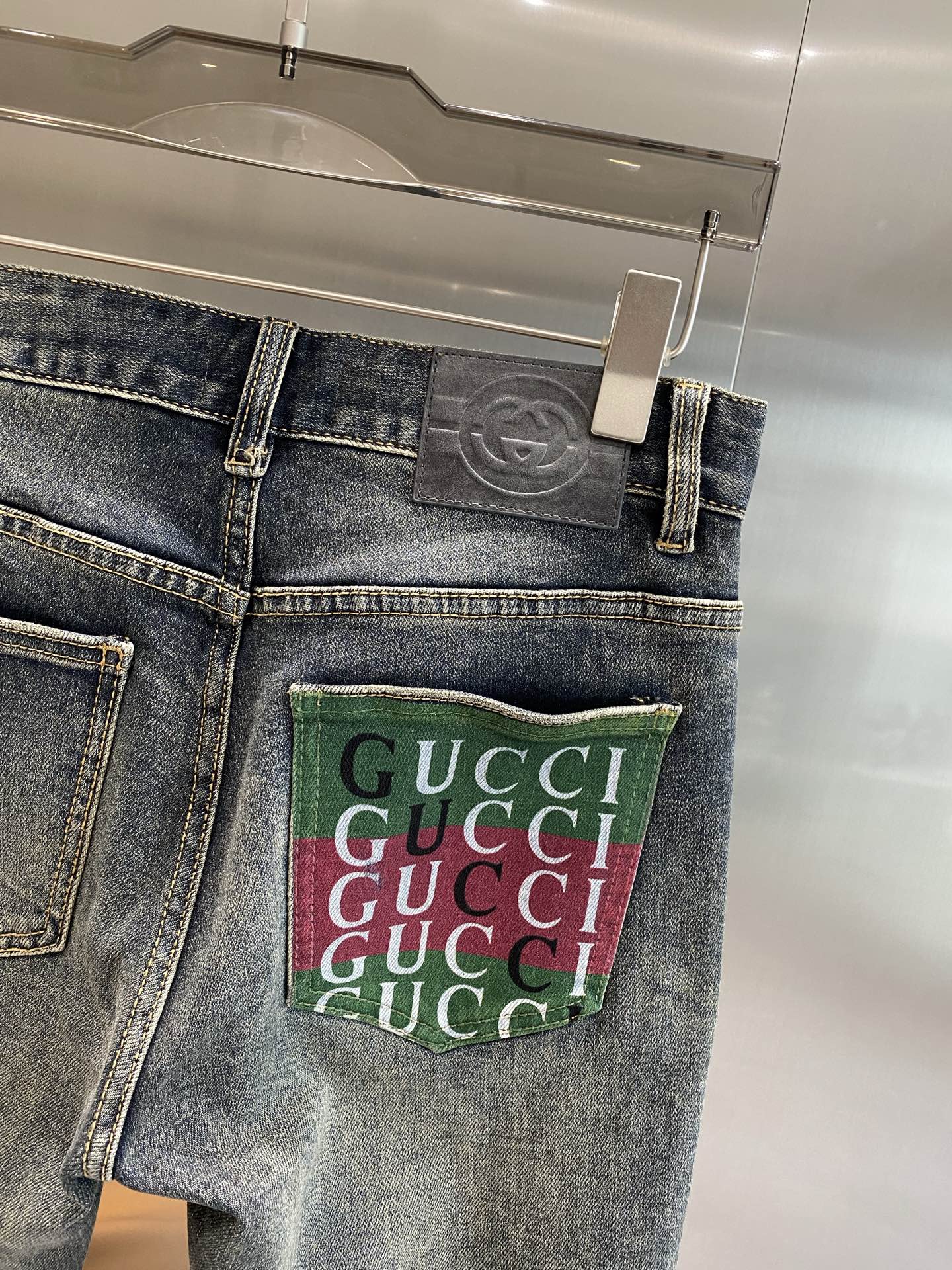《𝙉𝙚𝙬🤍🖤 古家》
Gucci牛仔裤，经典与个性的碰撞
后口袋都太吸睛啦，红绿配色的“GUCCI”标识