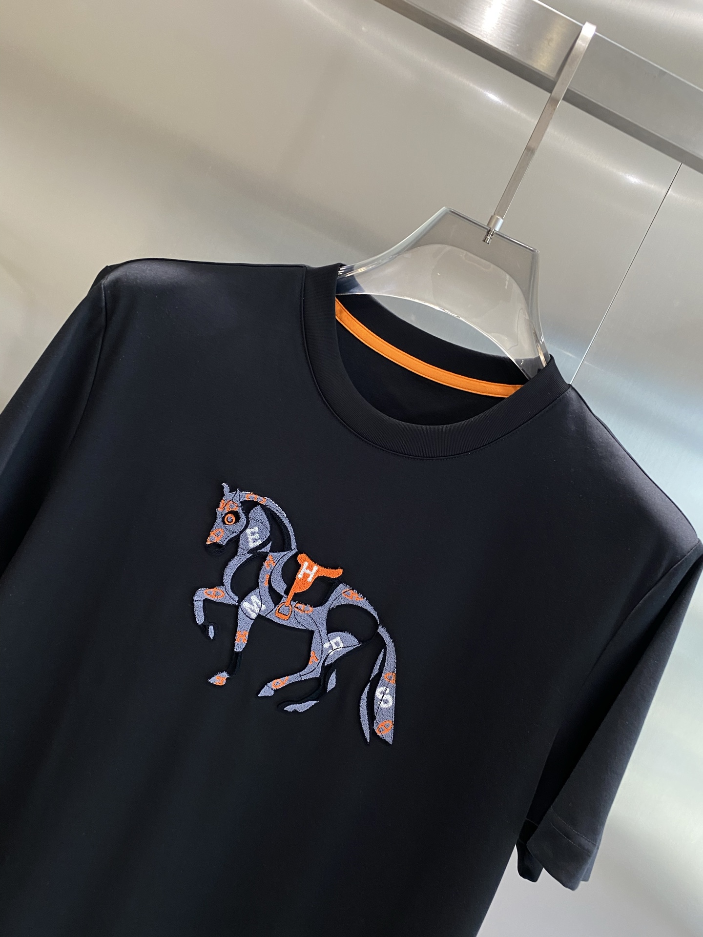 《𝙉𝙚𝙬🤍🖤 爱马家》
爱马仕风T恤，三色骏马的时尚魅力
浅蓝色清新温柔，白色纯净简约，黑色经典百搭。每