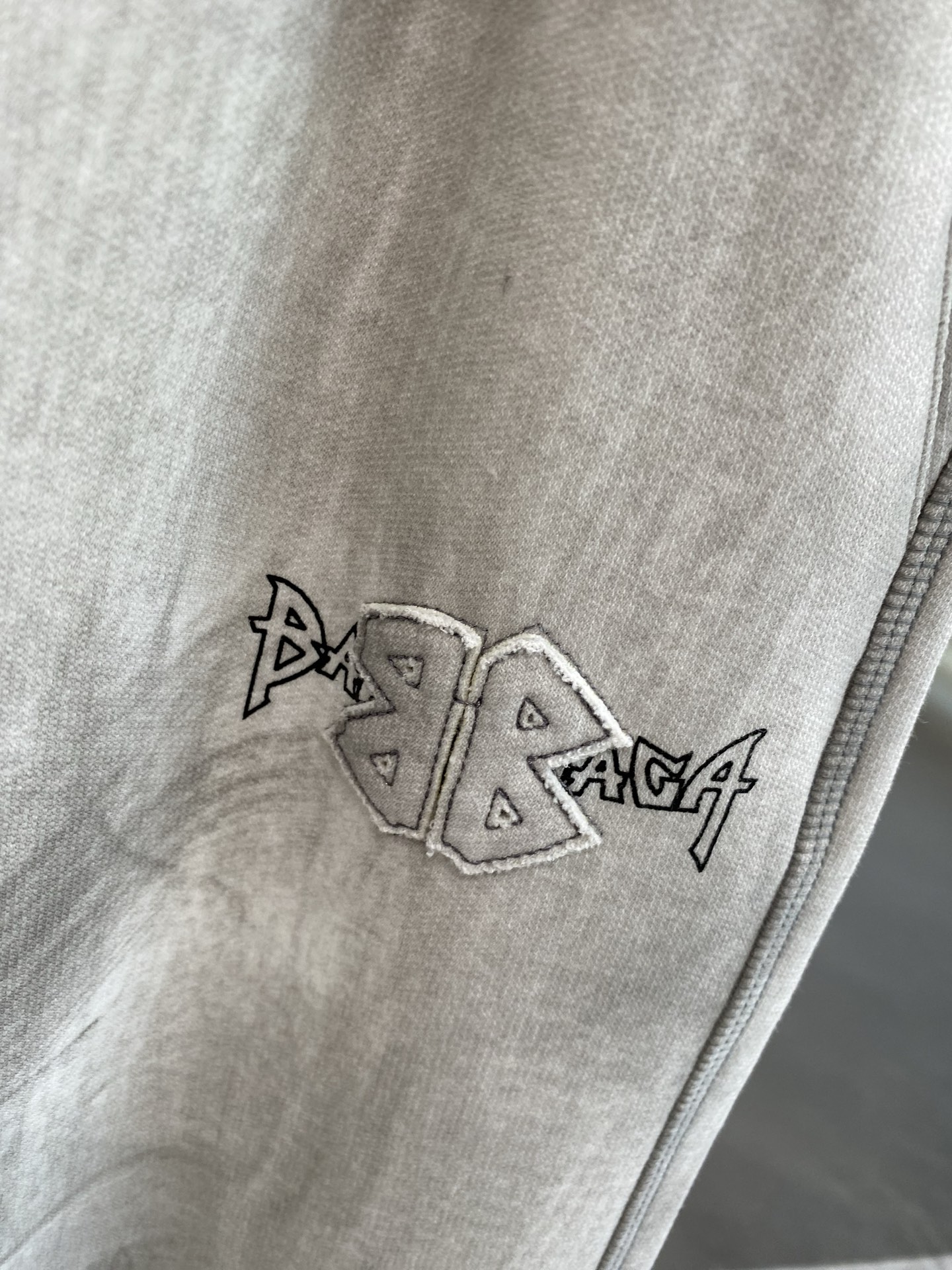 《𝙉𝙚𝙬🤍🖤巴黎家》
2025新款休闲裤 直筒裤 经典黑色，百搭又显瘦。裤身简约大方，腰部抽绳设计搭配金