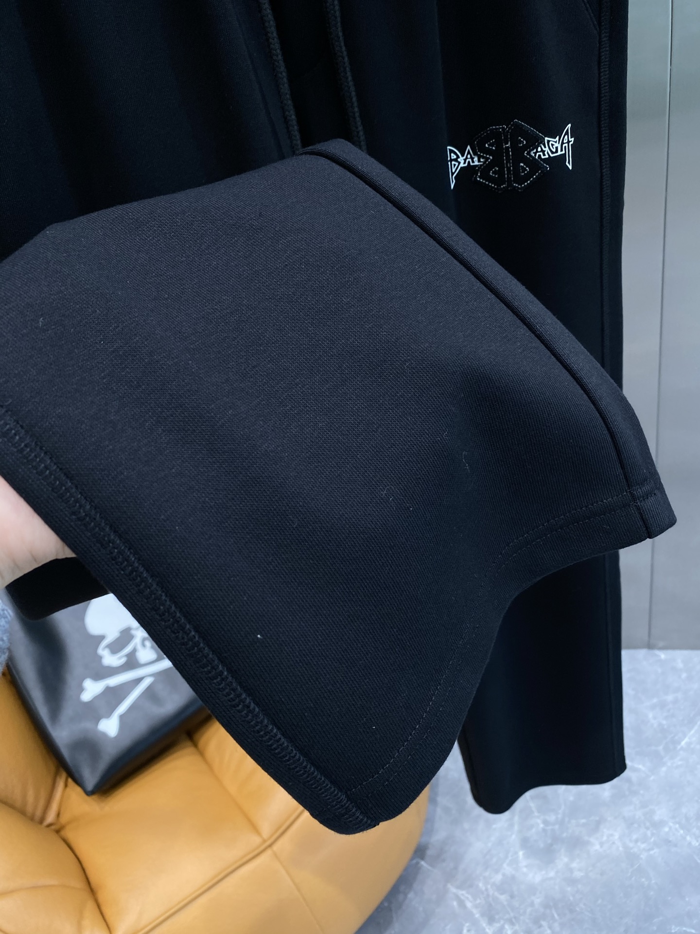 《𝙉𝙚𝙬🤍🖤巴黎家》
2025新款休闲裤 直筒裤 经典黑色，百搭又显瘦。裤身简约大方，腰部抽绳设计搭配金