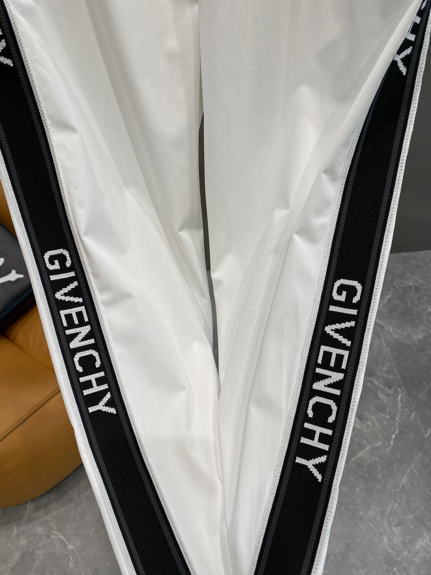《𝙉𝙚𝙬🤍🖤纪家》
Givenchy运动裤，三色经典的时尚之选
灰色沉稳，白色纯净，黑色经典。侧边大大的