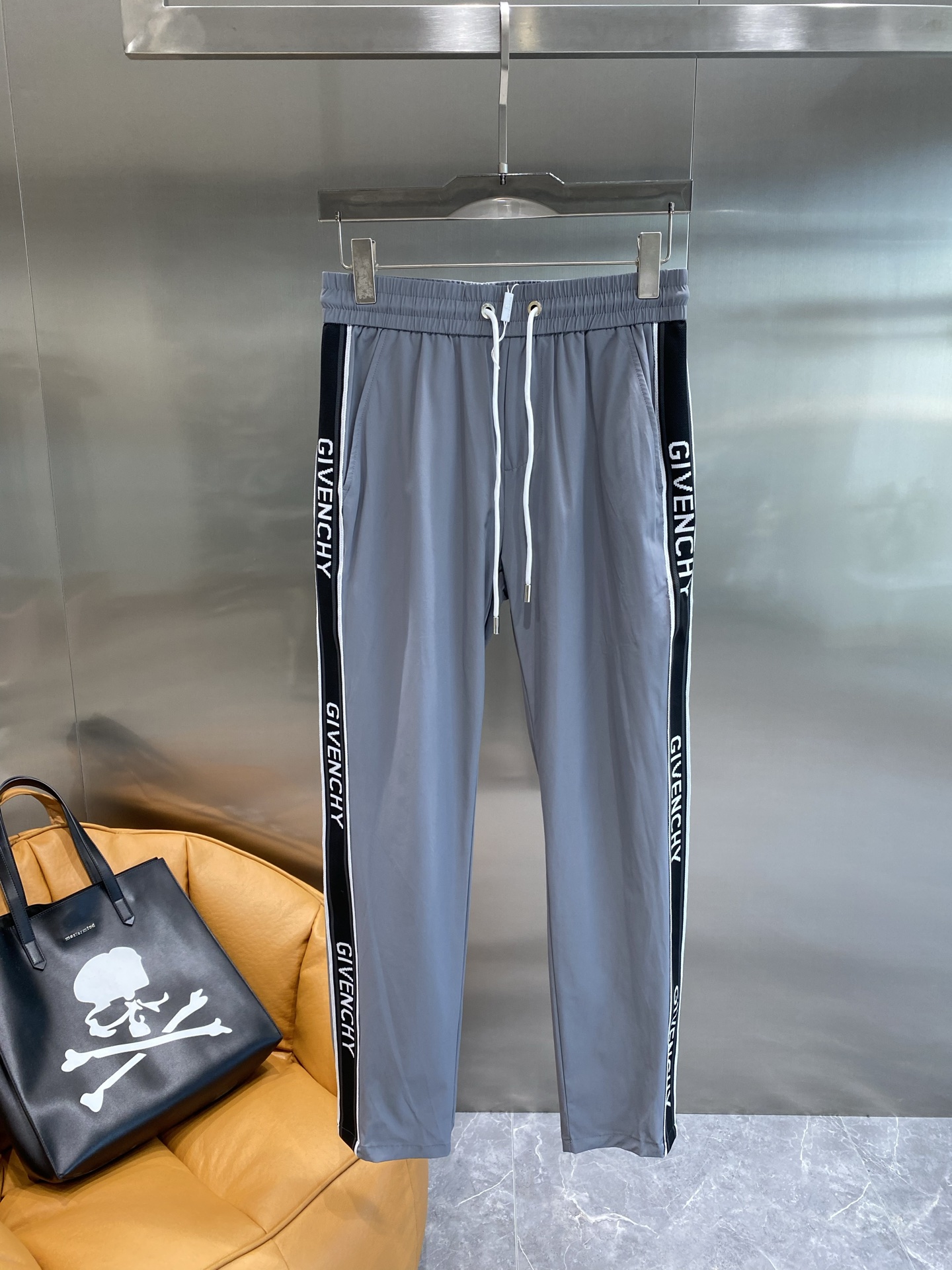 《𝙉𝙚𝙬🤍🖤纪家》
Givenchy运动裤，三色经典的时尚之选
灰色沉稳，白色纯净，黑色经典。侧边大大的