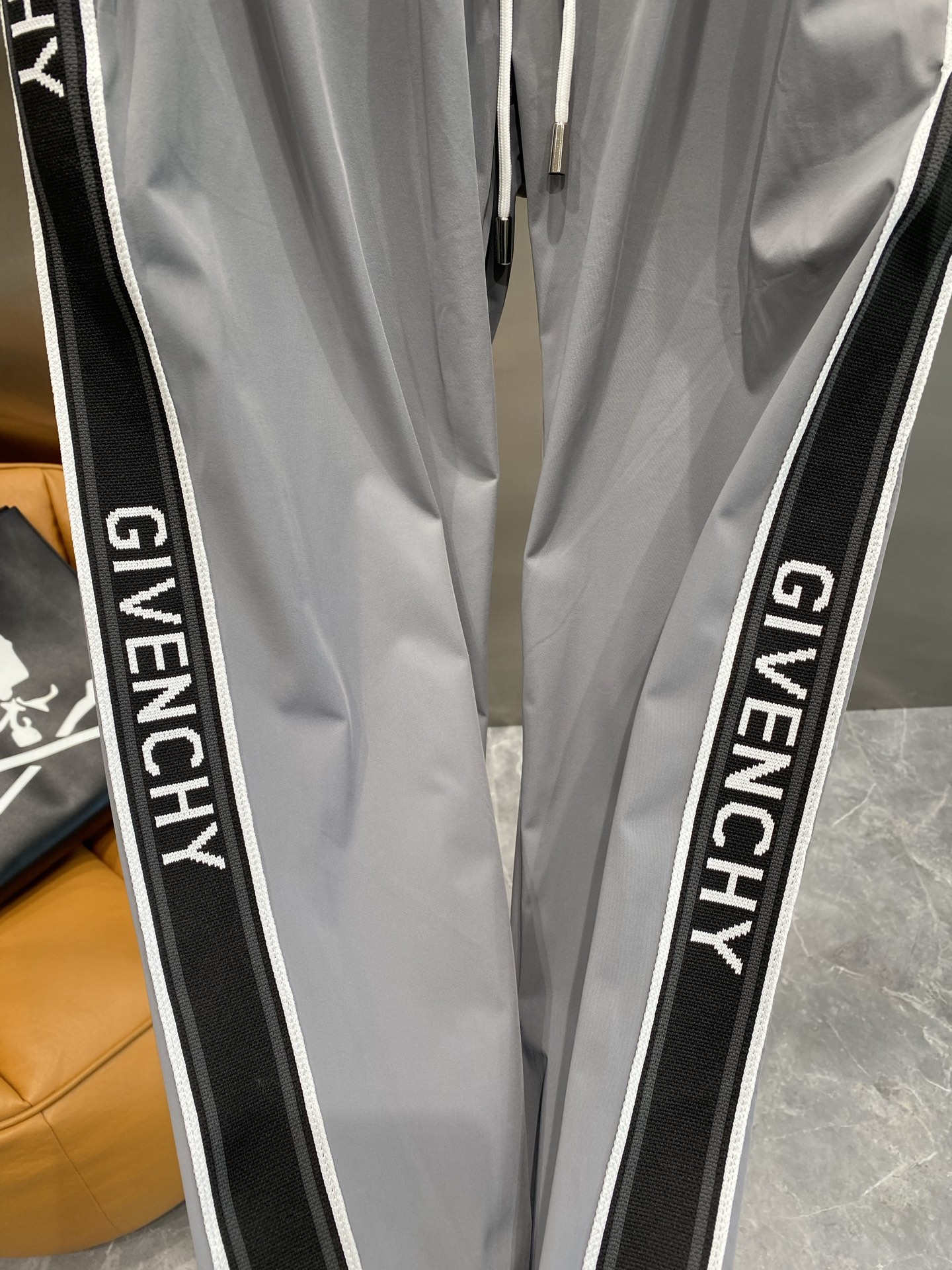 《𝙉𝙚𝙬🤍🖤纪家》
Givenchy运动裤，三色经典的时尚之选
灰色沉稳，白色纯净，黑色经典。侧边大大的