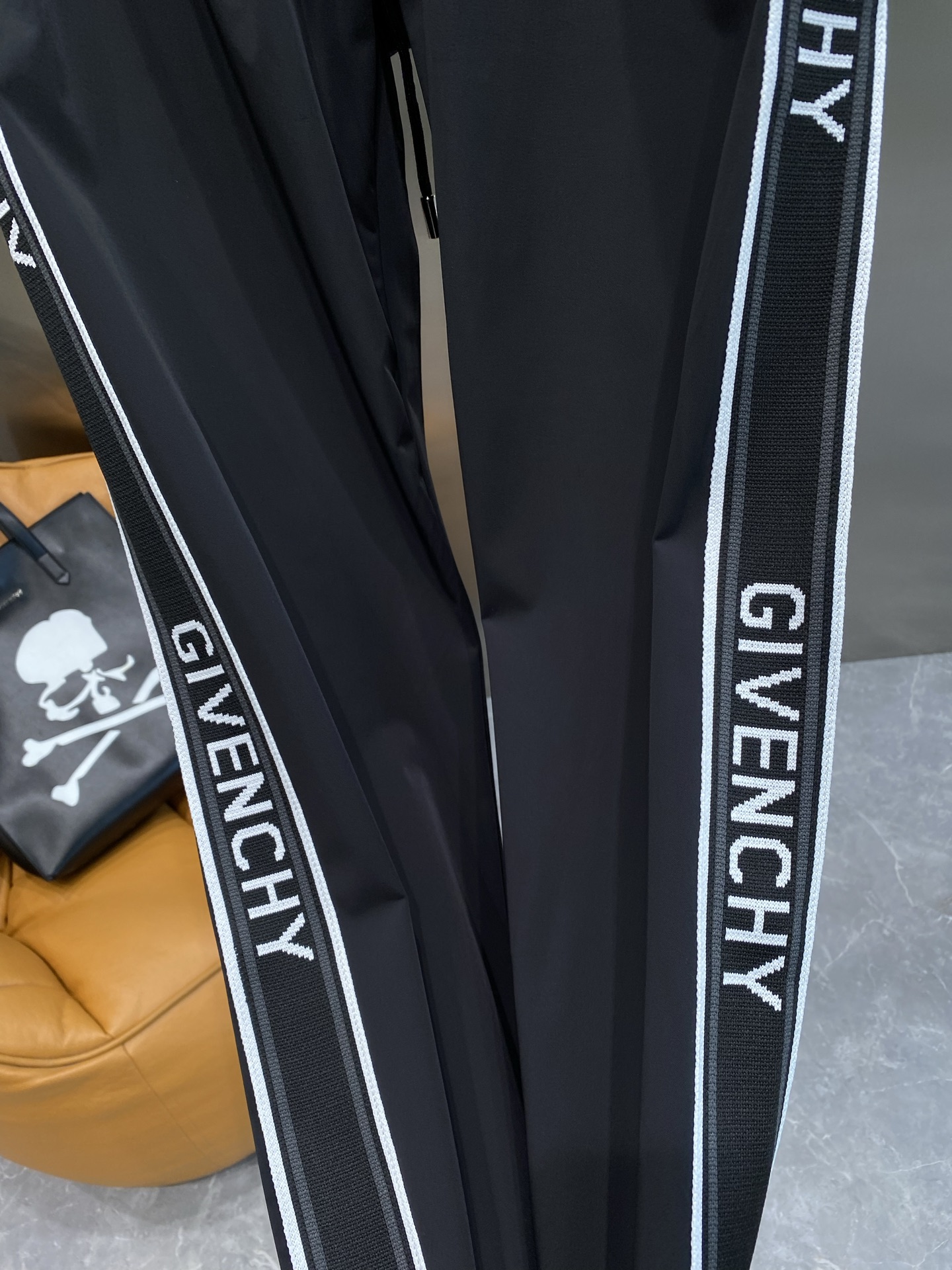 《𝙉𝙚𝙬🤍🖤纪家》
Givenchy运动裤，三色经典的时尚之选
灰色沉稳，白色纯净，黑色经典。侧边大大的