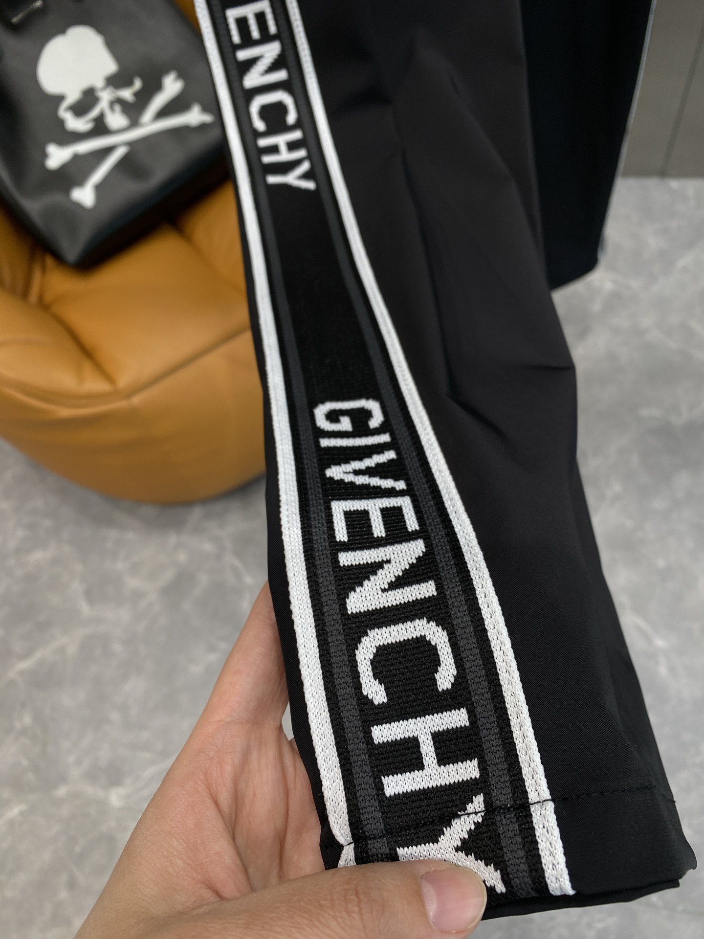 《𝙉𝙚𝙬🤍🖤纪家》
Givenchy运动裤，三色经典的时尚之选
灰色沉稳，白色纯净，黑色经典。侧边大大的