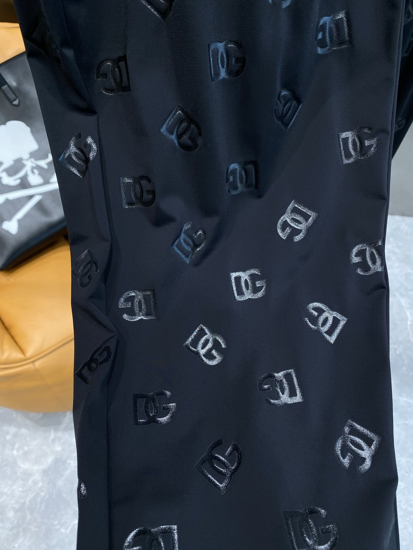 《𝙉𝙚𝙬🤍🖤 DG家》
2025新款休闲裤 满印标识运动裤，时尚气场拉满 深沉的黑色裤身布满了精致的DG