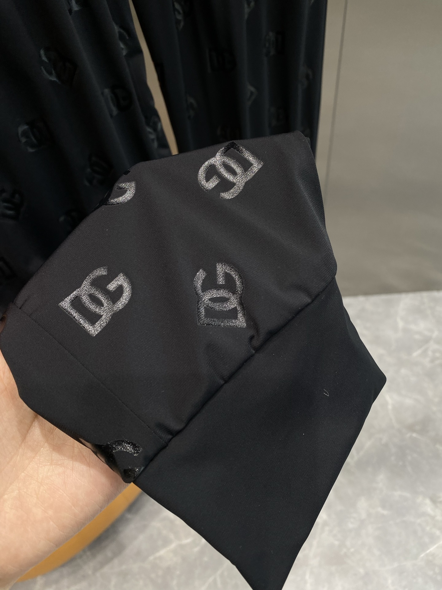 《𝙉𝙚𝙬🤍🖤 DG家》
2025新款休闲裤 满印标识运动裤，时尚气场拉满 深沉的黑色裤身布满了精致的DG
