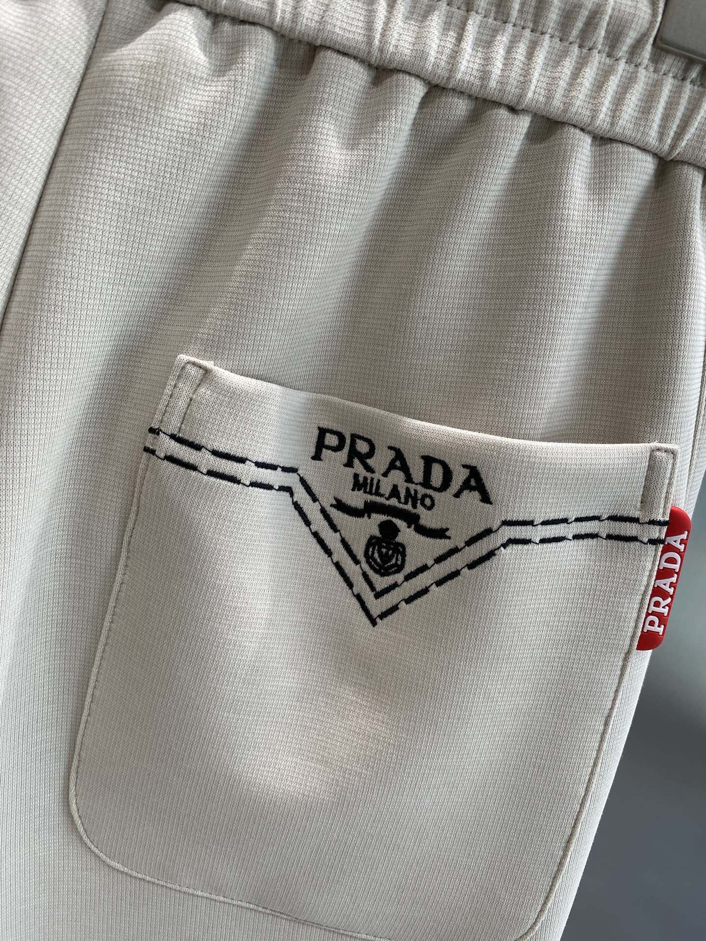 《𝙉𝙚𝙬🤍🖤普拉家》
Prada休闲裤，简约里的高级格调
经典的黑色，百搭又耐穿。裤身后侧口袋上标志性的