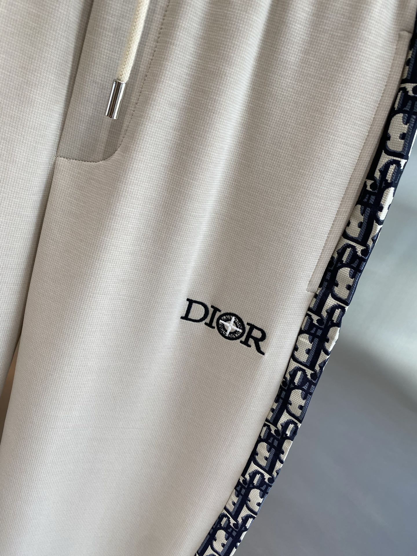 《𝙉𝙚𝙬🤍🖤 迪家》
Dior神裤！细节控的时尚福音 深邃的黑色 经典又百搭。裤身侧边标志性的品牌图案条