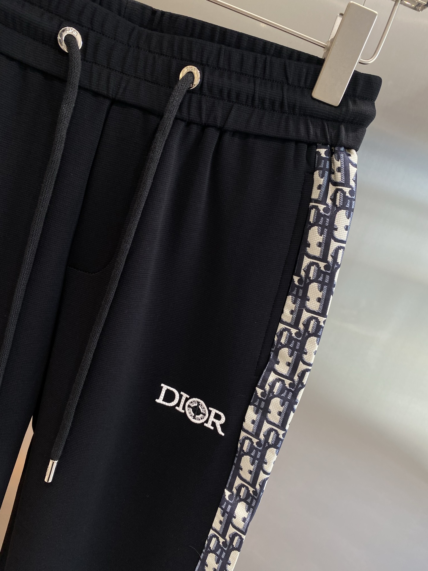 《𝙉𝙚𝙬🤍🖤 迪家》
Dior神裤！细节控的时尚福音 深邃的黑色 经典又百搭。裤身侧边标志性的品牌图案条
