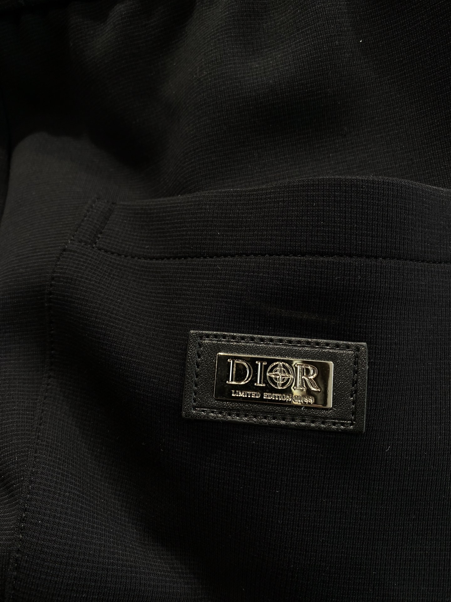 《𝙉𝙚𝙬🤍🖤 迪家》
Dior神裤！细节控的时尚福音 深邃的黑色 经典又百搭。裤身侧边标志性的品牌图案条