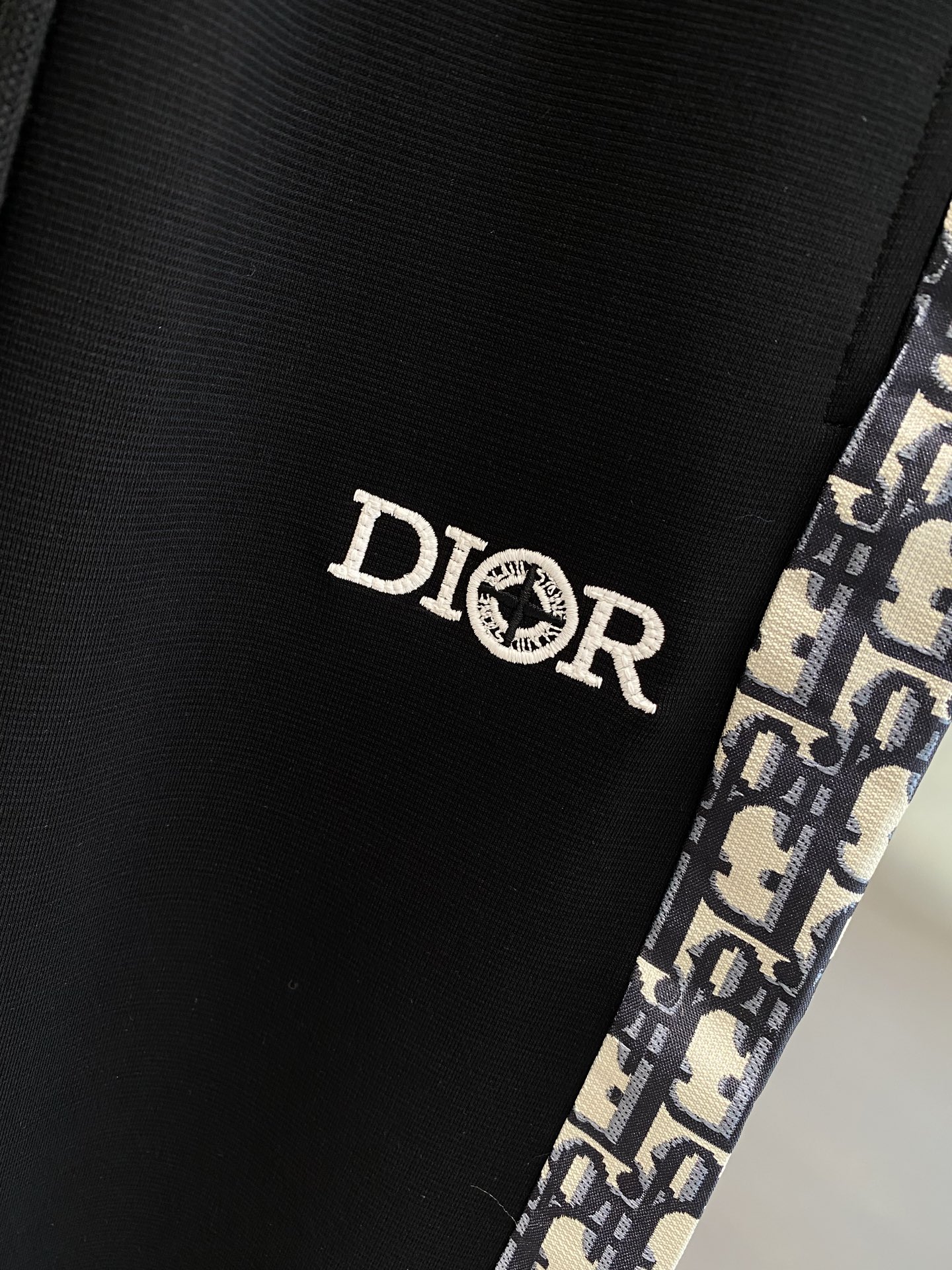 《𝙉𝙚𝙬🤍🖤 迪家》
Dior神裤！细节控的时尚福音 深邃的黑色 经典又百搭。裤身侧边标志性的品牌图案条