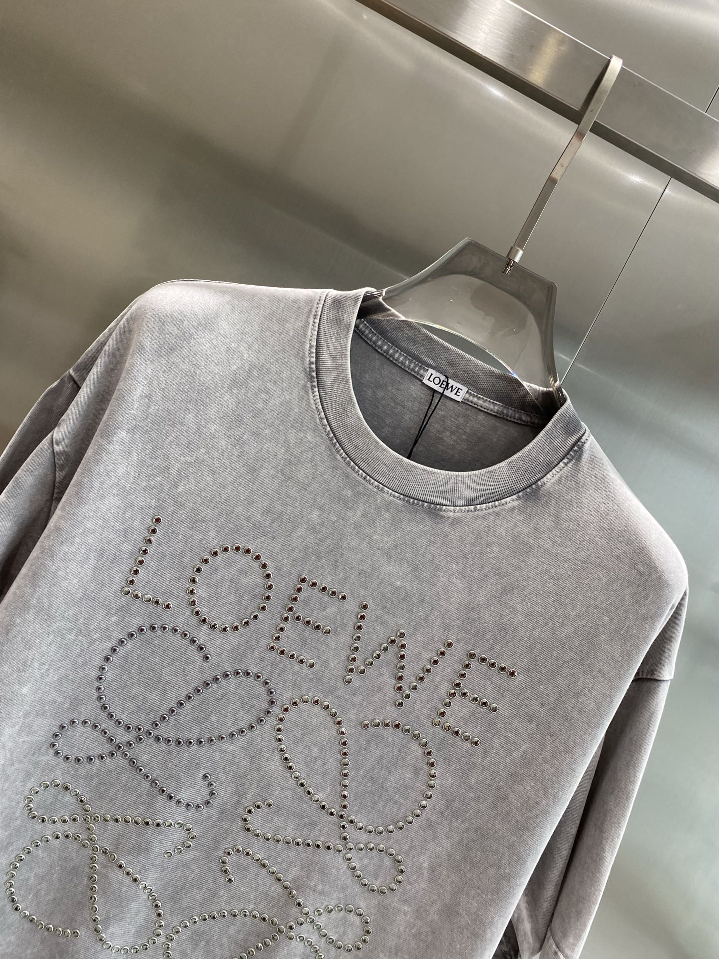 《𝙉𝙚𝙬🤍🖤 罗家》
Loewe T恤，精致钉珠演绎的时尚美学 T恤狠狠美到啦！
浅灰色款温柔又高级，深