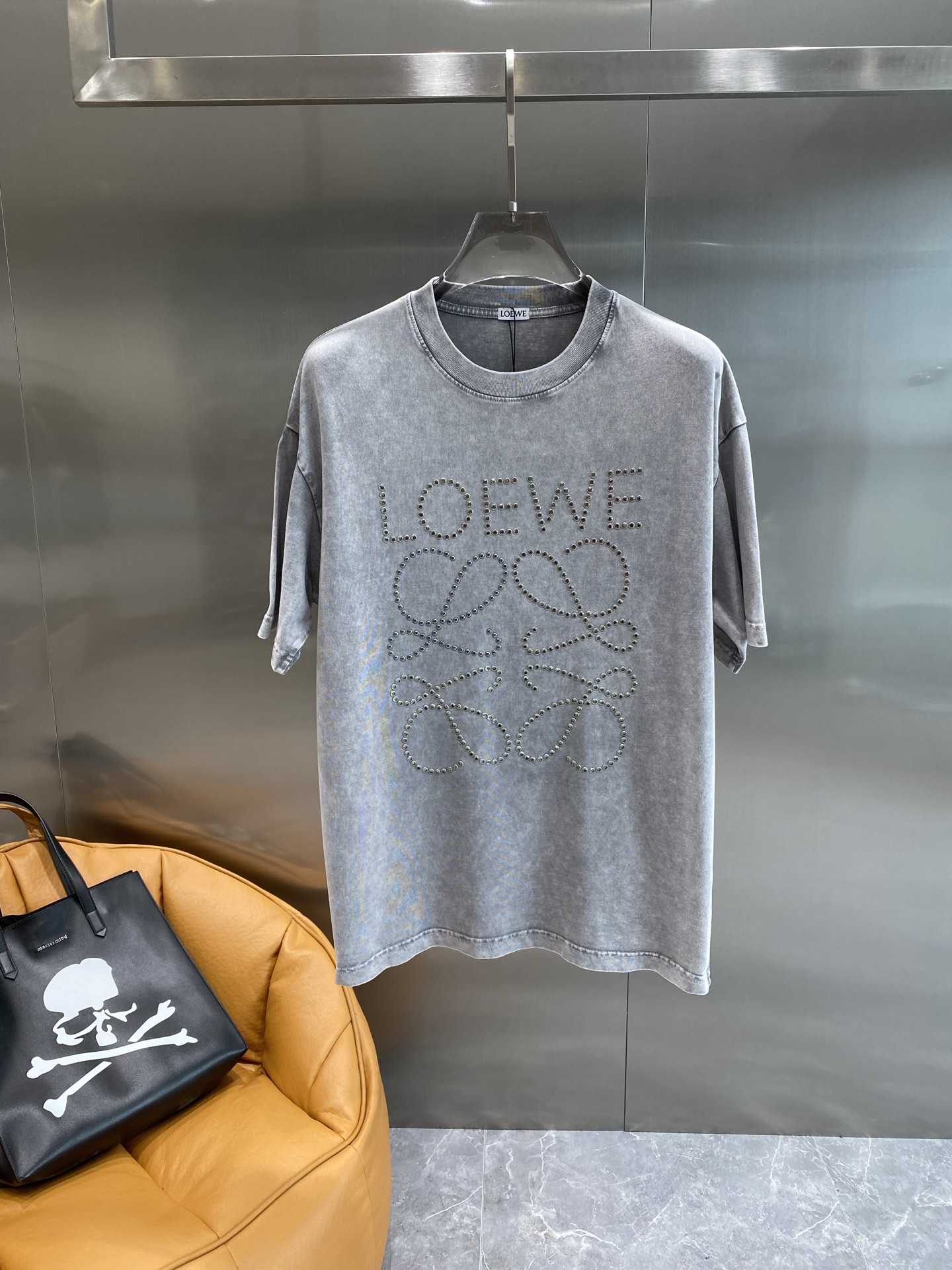 《𝙉𝙚𝙬🤍🖤 罗家》
Loewe T恤，精致钉珠演绎的时尚美学 T恤狠狠美到啦！
浅灰色款温柔又高级，深