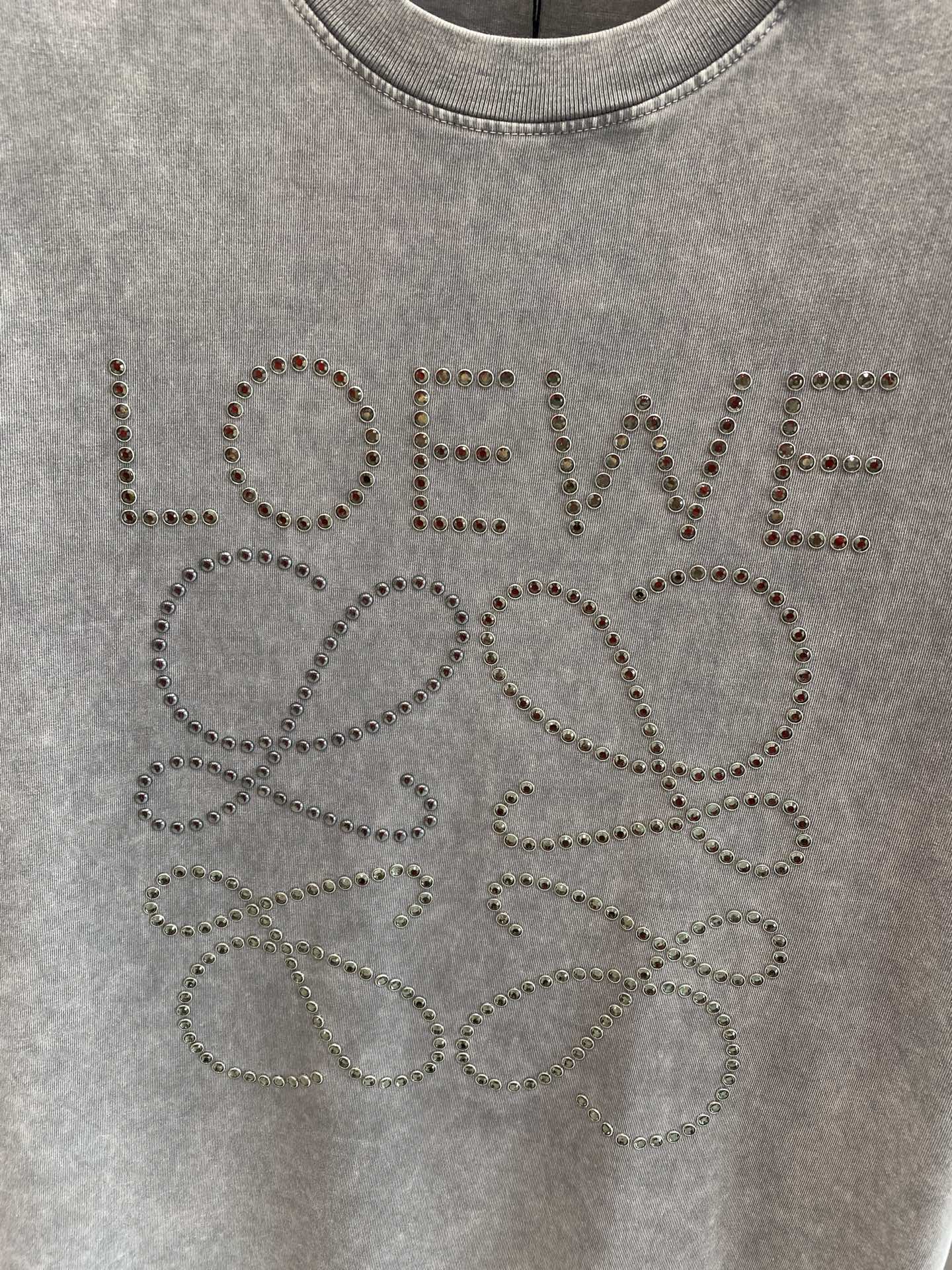 《𝙉𝙚𝙬🤍🖤 罗家》
Loewe T恤，精致钉珠演绎的时尚美学 T恤狠狠美到啦！
浅灰色款温柔又高级，深