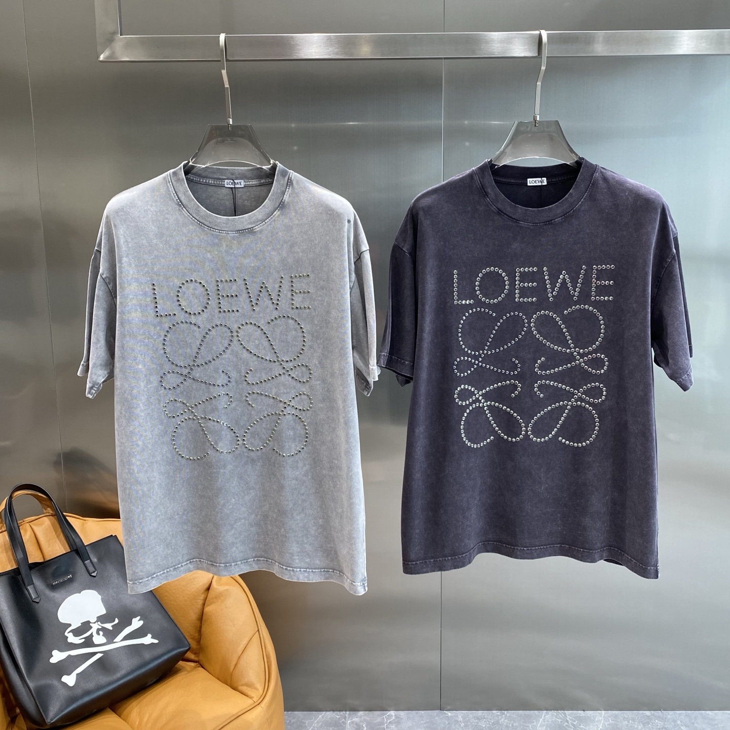 《𝙉𝙚𝙬🤍🖤 罗家》
Loewe T恤，精致钉珠演绎的时尚美学 T恤狠狠美到啦！
浅灰色款温柔又高级，深