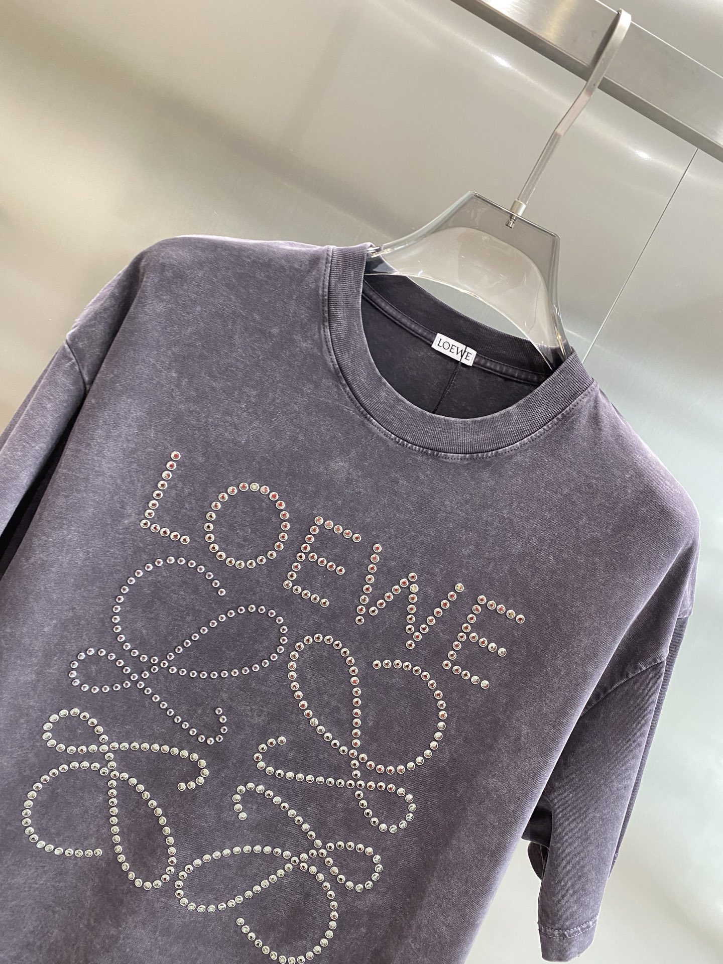 《𝙉𝙚𝙬🤍🖤 罗家》
Loewe T恤，精致钉珠演绎的时尚美学 T恤狠狠美到啦！
浅灰色款温柔又高级，深
