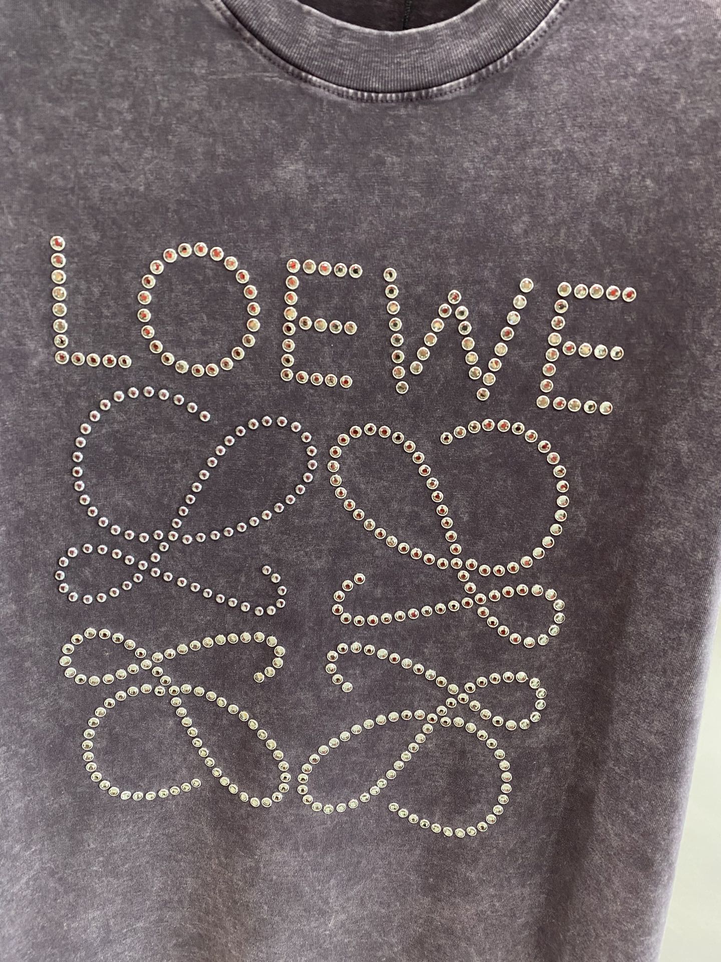 《𝙉𝙚𝙬🤍🖤 罗家》
Loewe T恤，精致钉珠演绎的时尚美学 T恤狠狠美到啦！
浅灰色款温柔又高级，深