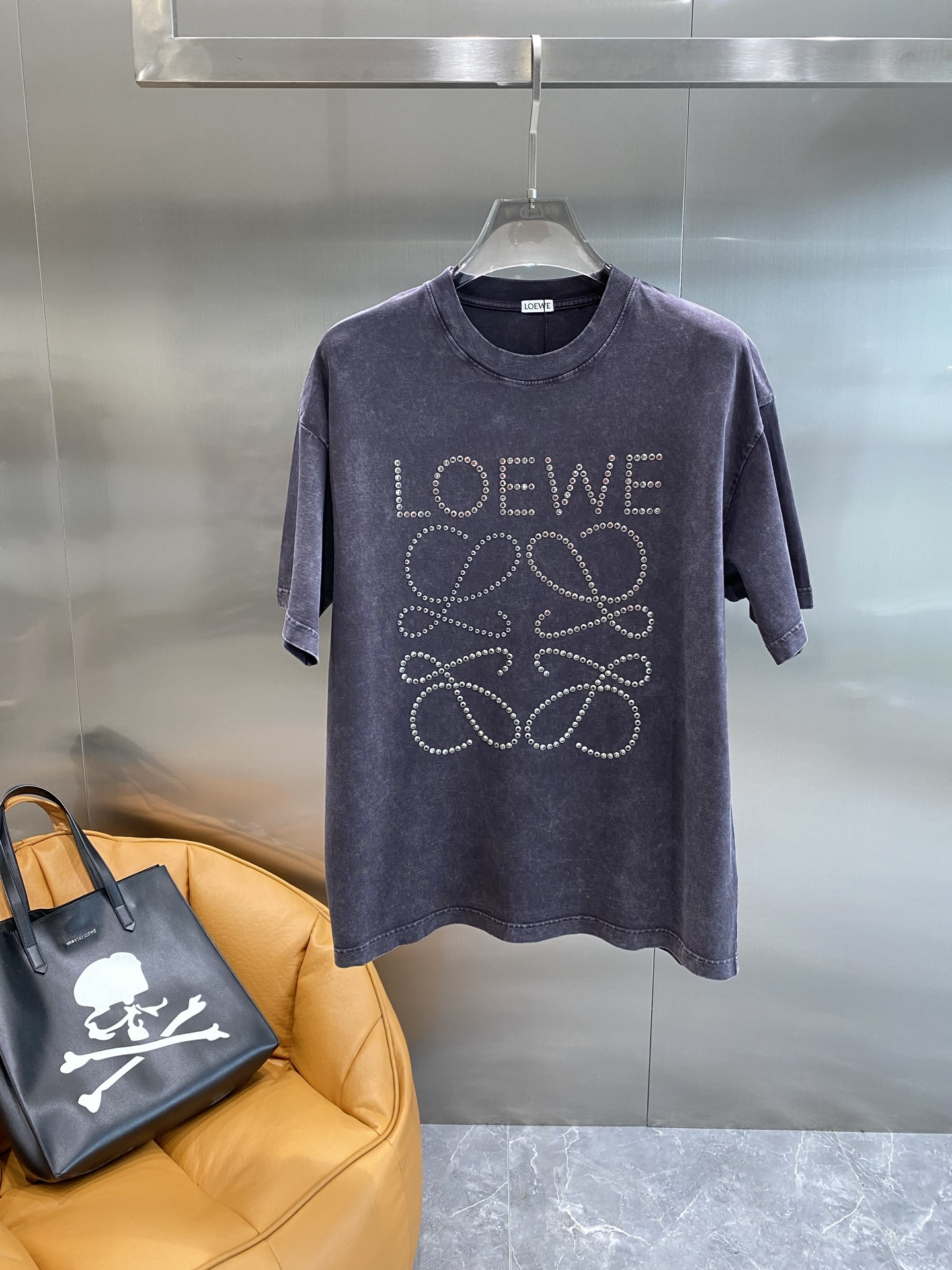 《𝙉𝙚𝙬🤍🖤 罗家》
Loewe T恤，精致钉珠演绎的时尚美学 T恤狠狠美到啦！
浅灰色款温柔又高级，深