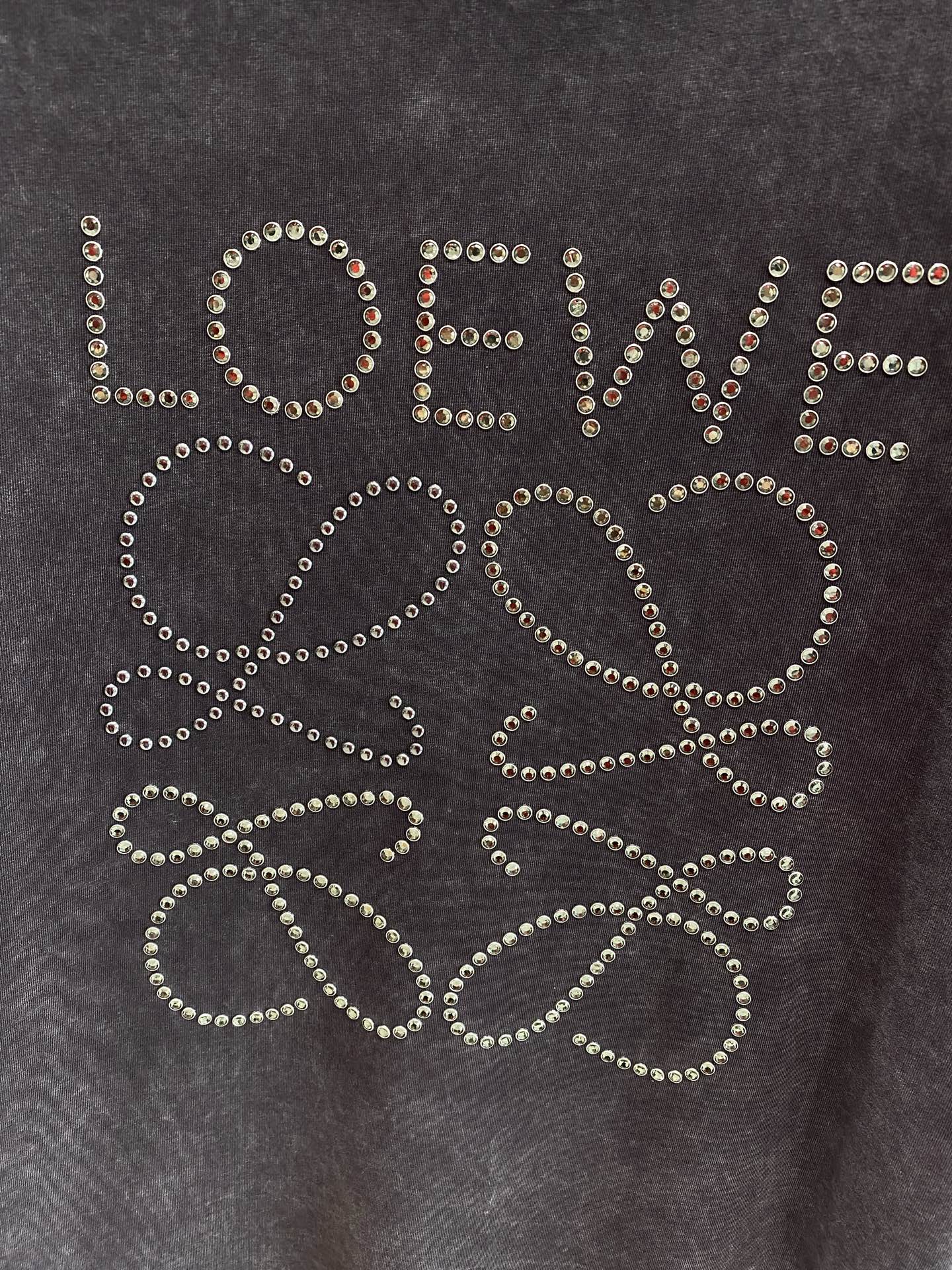 《𝙉𝙚𝙬🤍🖤 罗家》
Loewe T恤，精致钉珠演绎的时尚美学 T恤狠狠美到啦！
浅灰色款温柔又高级，深