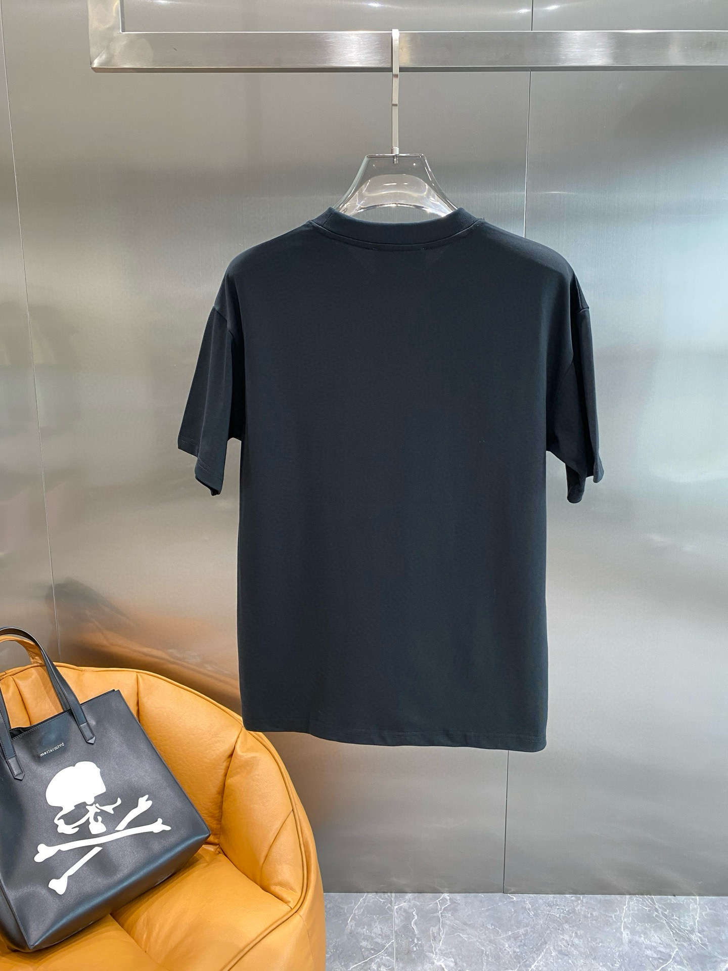 《𝙉𝙚𝙬🤍🖤古家》
Gucci T恤 时尚与趣味的完美融合 它们都印有标志性的双G图案和“GUCCI”字