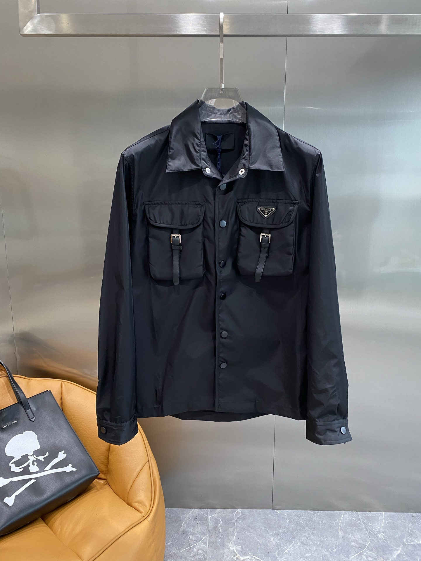 NO:124483,Prada Jacket | The perfect combination of cool and practicality is the classic black tone, calm and versatile, and you can easily hold the whole audience when you wear it on any occasion. The lapel design is paired with simple button opening and closing, neat and generous. The two large pockets with buckles on the chest are not only practical, but also add a bit of labor style. The iconic triangle logo embellishes it. S-XL the next day, prada, jackets & coats, alexander wang19860909Prada夹克 |酷帅与实用的完美结合经典的黑色调,沉稳又百搭,不管什么场合穿上它,都能轻松hold住全场 . 翻领设计搭配简洁的纽扣开合,利落大方.胸前两个带扣的大口袋,不仅实用,还增添了几分工装风,标志性的三角徽标点缀其上,S-XL隔天,,prada,jackets & coats,alexander wang,Men's clothing