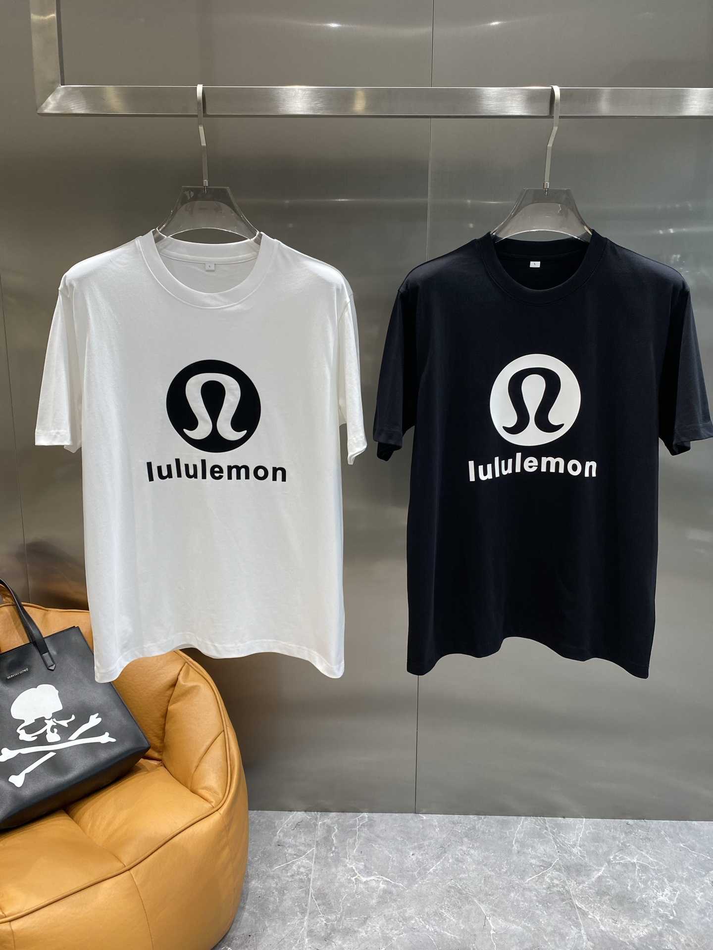 NO:432887,'Lululemon' lululemon T-shirt | Sporty and fashionable in black and white simplicity The iconic pattern of the big brand is paired with the words 'lululemon' below, simple and eye-catching. The fabric is breathable and comfortable, and it is soft in skin. M-3XL the next day, tees, t-shirt, alexander wang19860909《露露家》 lululemonT恤 | 黑白简约里的运动时尚 大大的品牌标志性图案搭配下方的“lululemon”字样,简约又醒目.面料透气又舒适,亲肤柔软,M-3XL隔天,,tees，t-shirt,alexander wang,Men's clothing