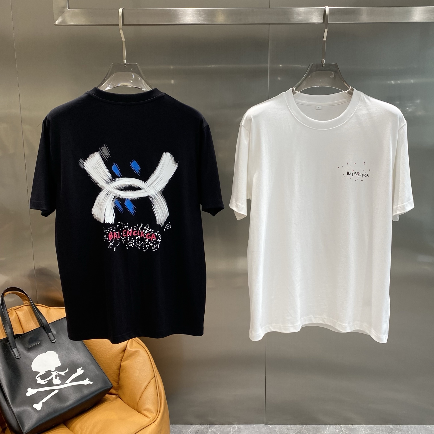 NO:432878,'Paris Home' Balenciaga T-shirt | The unique brushstroke pattern on the back of the pioneer fashion black T-shirt in contrast, paired with colorful brand words, personality and artistic; the white T-shirt is simple and low-key, and the small brand logo shows exquisiteness. The fabric is comfortable and breathable, M-3XL the next day,, balenciaga, balenciaga, tees, t-shirt, alexander wang19860909《巴黎家》 BalenciagaT恤 |反差里的先锋时尚黑色T恤背面那独特笔触的图案,搭配彩色的品牌字样,个性又充满艺术感；白色T恤简约低调,小小的品牌标识彰显精致 .面料舒适透气,M-3XL隔天,,balenciaga,balenciaga,tees，t-shirt,alexander wang,Men's clothing