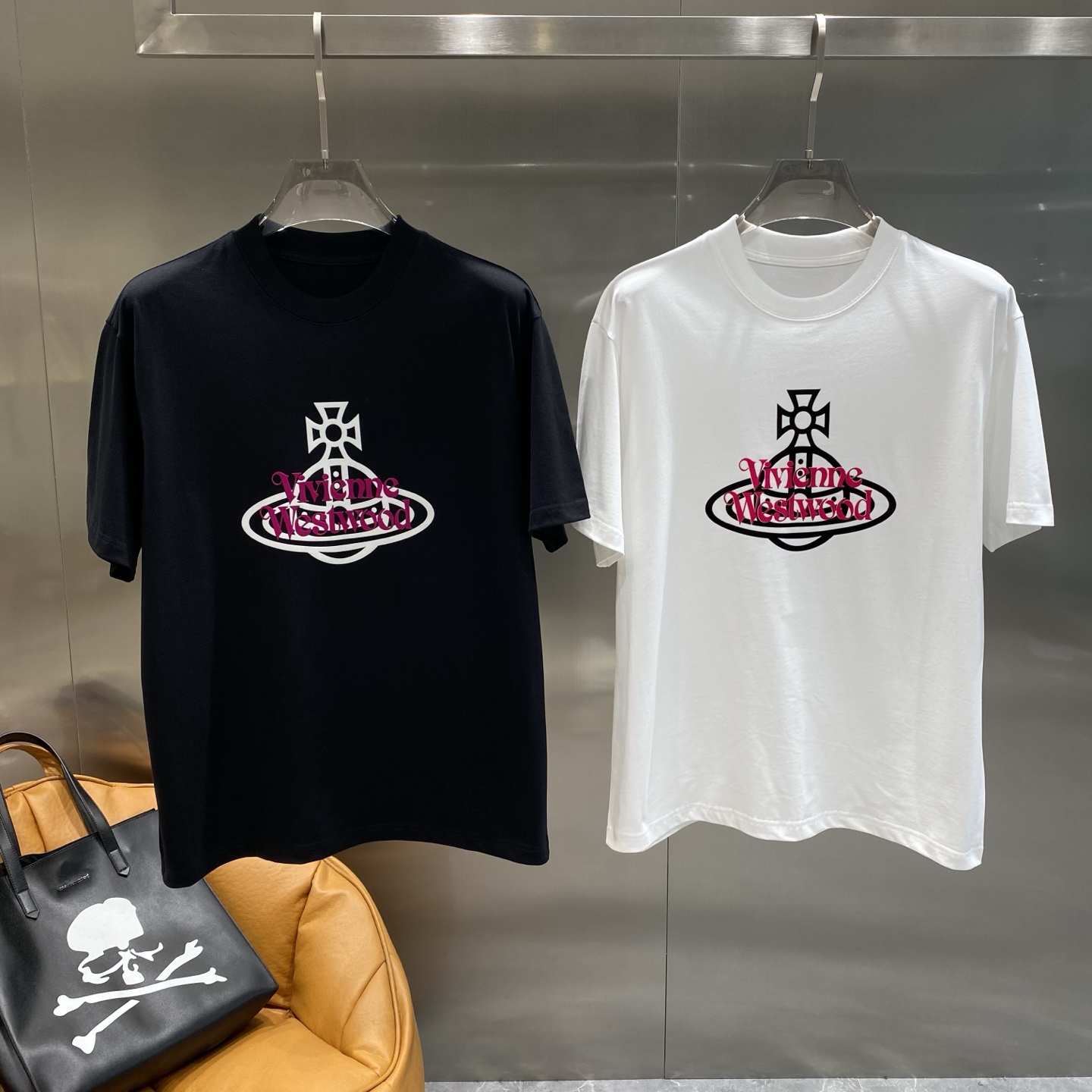 NO:432883,'The Queen Mother's House' Vivienne Westwood T-shirt | The rebellious romantic in black and white The iconic Saturn logo on the chest is combined with the cross, paired with a unique font brand name, embellished with bright pink, rebellious and romantic. The fabric is soft and skin-friendly M-3XL the next day, tees, t-shirt, alexander wang19860909《西太后家》 Vivienne WestwoodT恤 | 黑白之中的叛逆浪漫胸前标志性的土星logo与十字架结合,搭配上独特字体的品牌名,以亮眼的粉色点缀,叛逆又浪漫 .面料柔软亲肤M-3XL隔天,,tees，t-shirt,alexander wang,Men's clothing