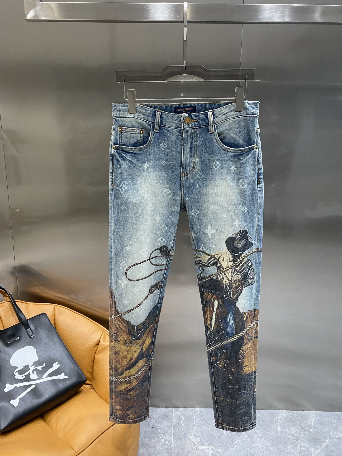 NO:509090,'Donkey Family' LV magic pants are coming!  Fashion interpretation of western style: The light blue denim background is used as an old treatment, and the retro feel is full of retro. The classic LV logo on it is looming and full of high-end sense. The large western denim picture in the lower half, the characters, ropes and earth tones blend, as if it brings people into the vast western world, with a sense of art. The slim trousers can perfectly outline the leg lines. 29-36 the next day, louis vuitton, louis vuitton, louis vuitton, alexander wang19860909《驴家》 LV神裤来袭！西部风情的时尚演绎 浅蓝色牛仔底色做旧处理,复古感拉满.上面星星点点的LV经典标识,若隐若现,高级感十足. 下半部分那大幅的西部牛仔画面,人物、绳索与大地色调融合,仿佛把人带入了广袤的西部世界,艺术感爆棚 .裤型修身,能完美勾勒腿部线条.29-36隔天,,louis vuitton,louis vuitton,louis vuitton,alexander wang,Men's clothing