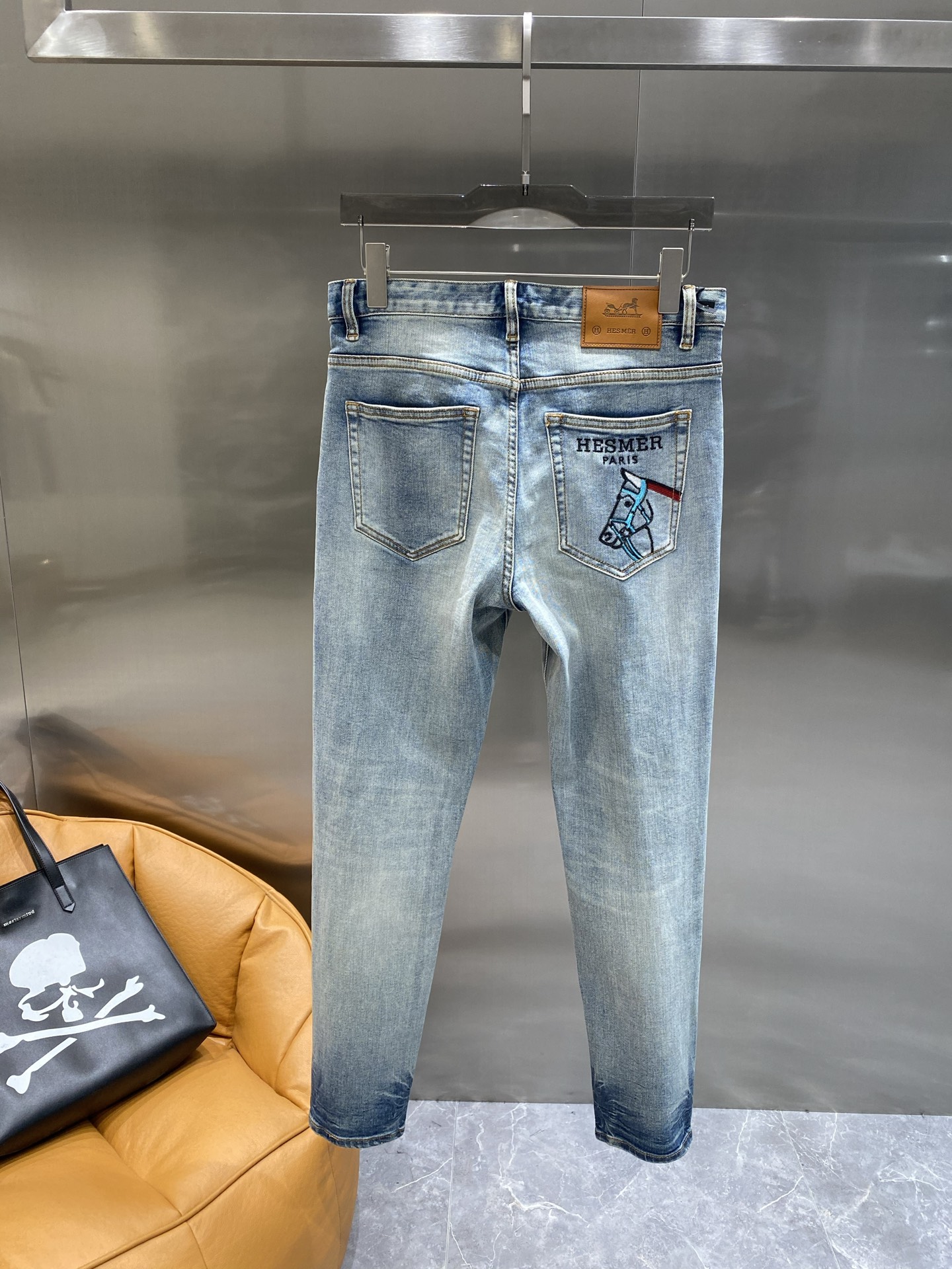 Luxury Embroidered Jeans: HESMER PARIS Pony Design, Comfortable Fit, High Quality Craftsmanship - 图片 1