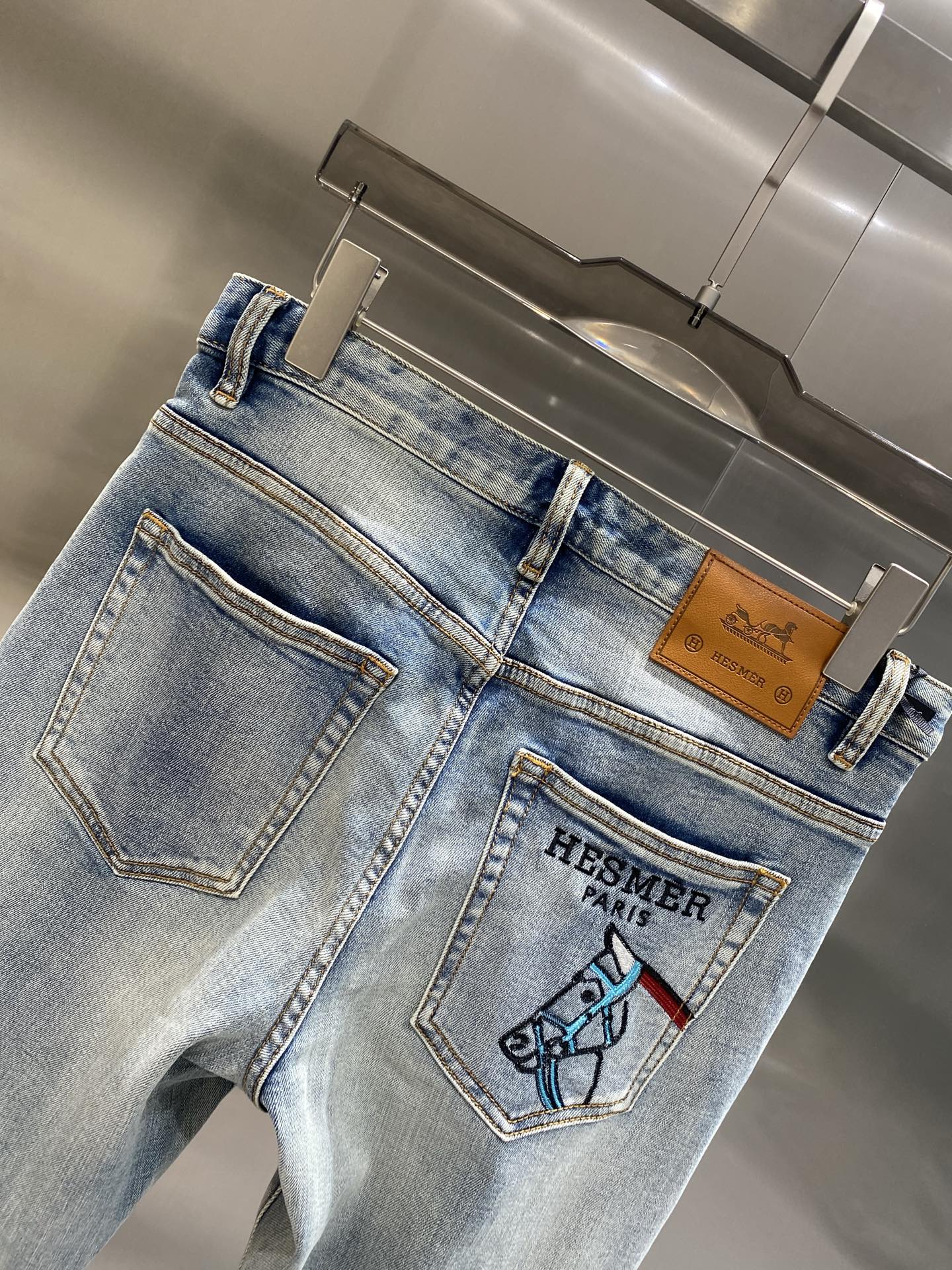 Luxury Embroidered Jeans: HESMER PARIS Pony Design, Comfortable Fit, High Quality Craftsmanship - 图片 7