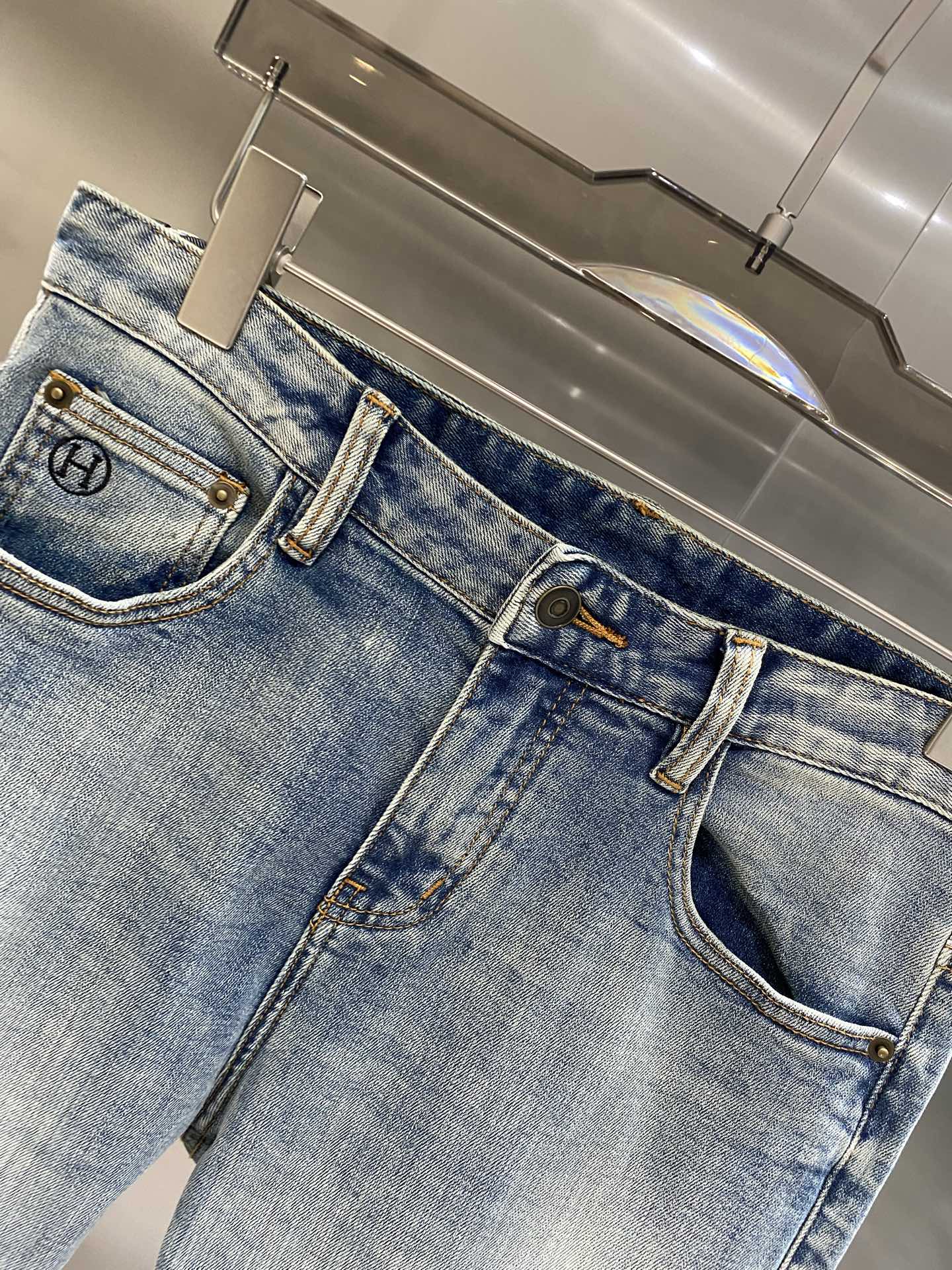 Luxury Embroidered Jeans: HESMER PARIS Pony Design, Comfortable Fit, High Quality Craftsmanship - 图片 3