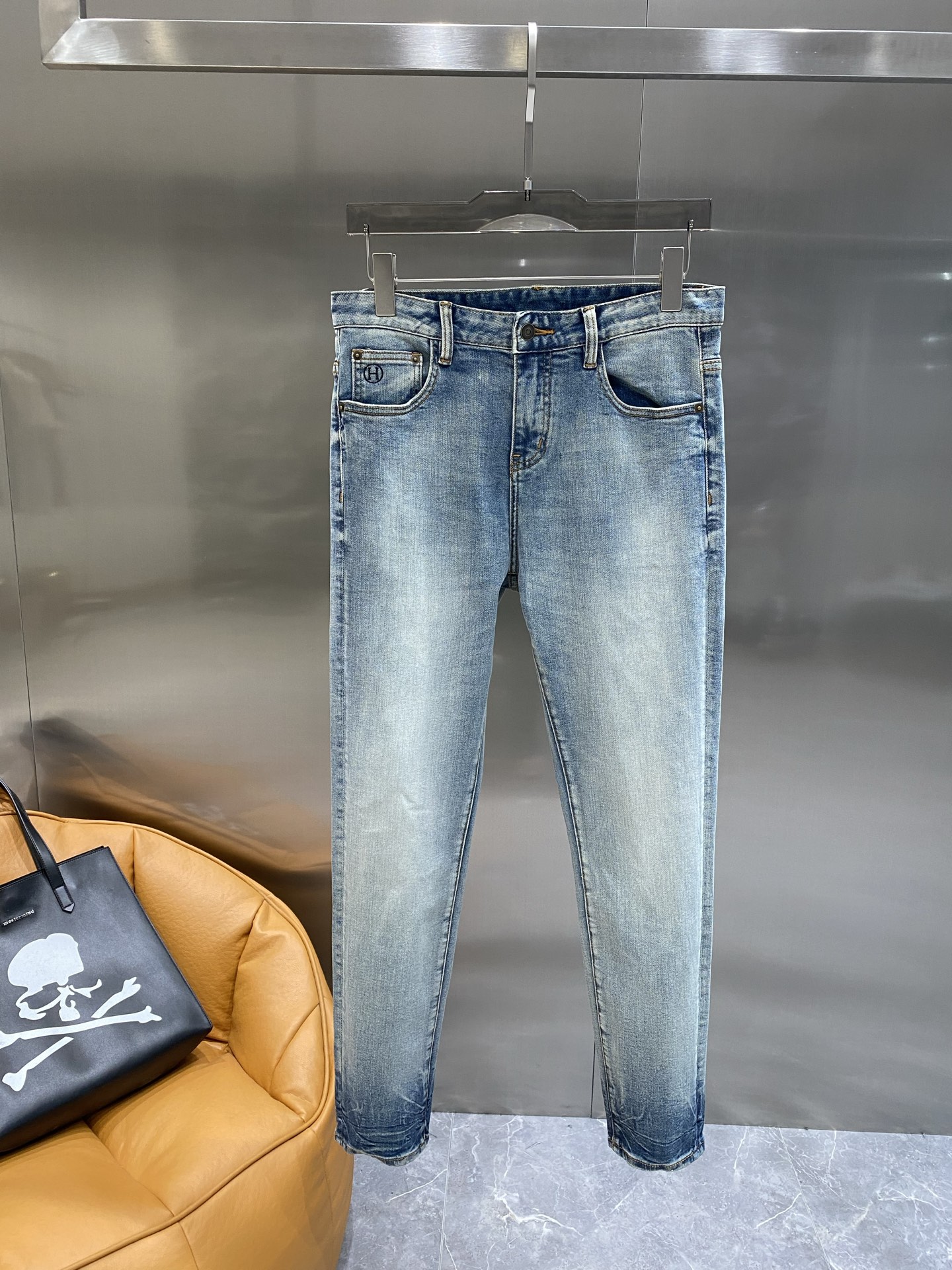 Luxury Embroidered Jeans: HESMER PARIS Pony Design, Comfortable Fit, High Quality Craftsmanship - 图片 2