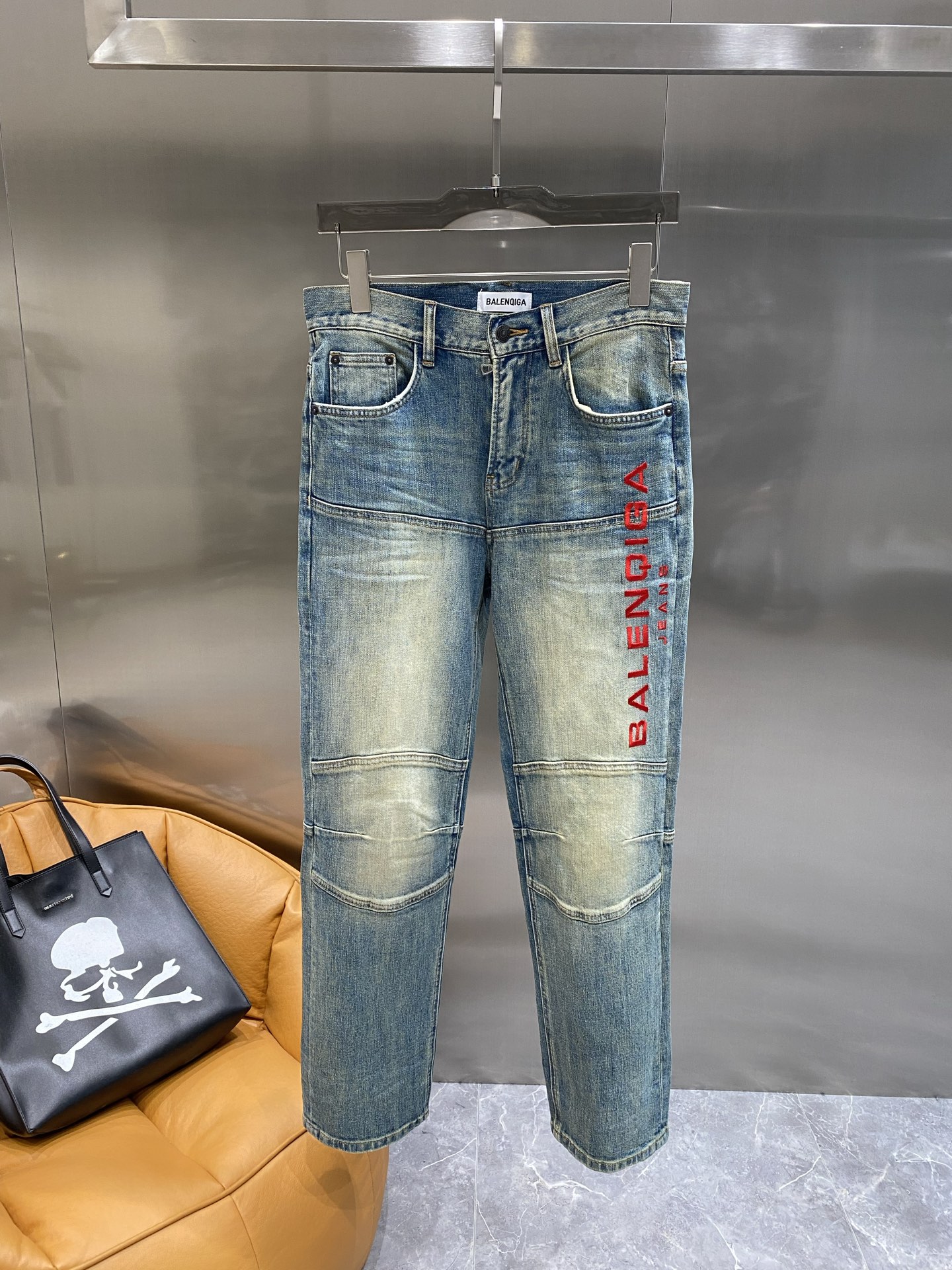 NO:509088,'Paris Home' Balenciaga Personalized Jeans | Street trendy and cool new proposition Light blue denim fabric is matched with natural whitening effect, full of retro feel. The splicing design at the knees adds a bit of unruly flavor. The eye-catching red 'BALENCIAGA' on the side instantly catches the eye and highlights the unique brand logo. The pants are comfortable and versatile, and can well modify the leg lines. S-XXL the next day,, balenciaga, balenciaga, balenciaga, jeans, alexander wang19860909《巴黎家》 巴黎世家个性牛仔裤 | 街头潮酷新主张 浅蓝色牛仔面料搭配自然的磨白效果,复古感十足.膝盖处的拼接设计,增添了几分不羁的味道 .侧边醒目的红“BALENCIAGA”字样,瞬间抓住眼球,彰显独特品牌标识.裤型舒适又百搭,能够很好地修饰腿部线条.S-XXL隔天,,balenciaga,balenciaga,balenciaga,jeans,alexander wang,Men's clothing