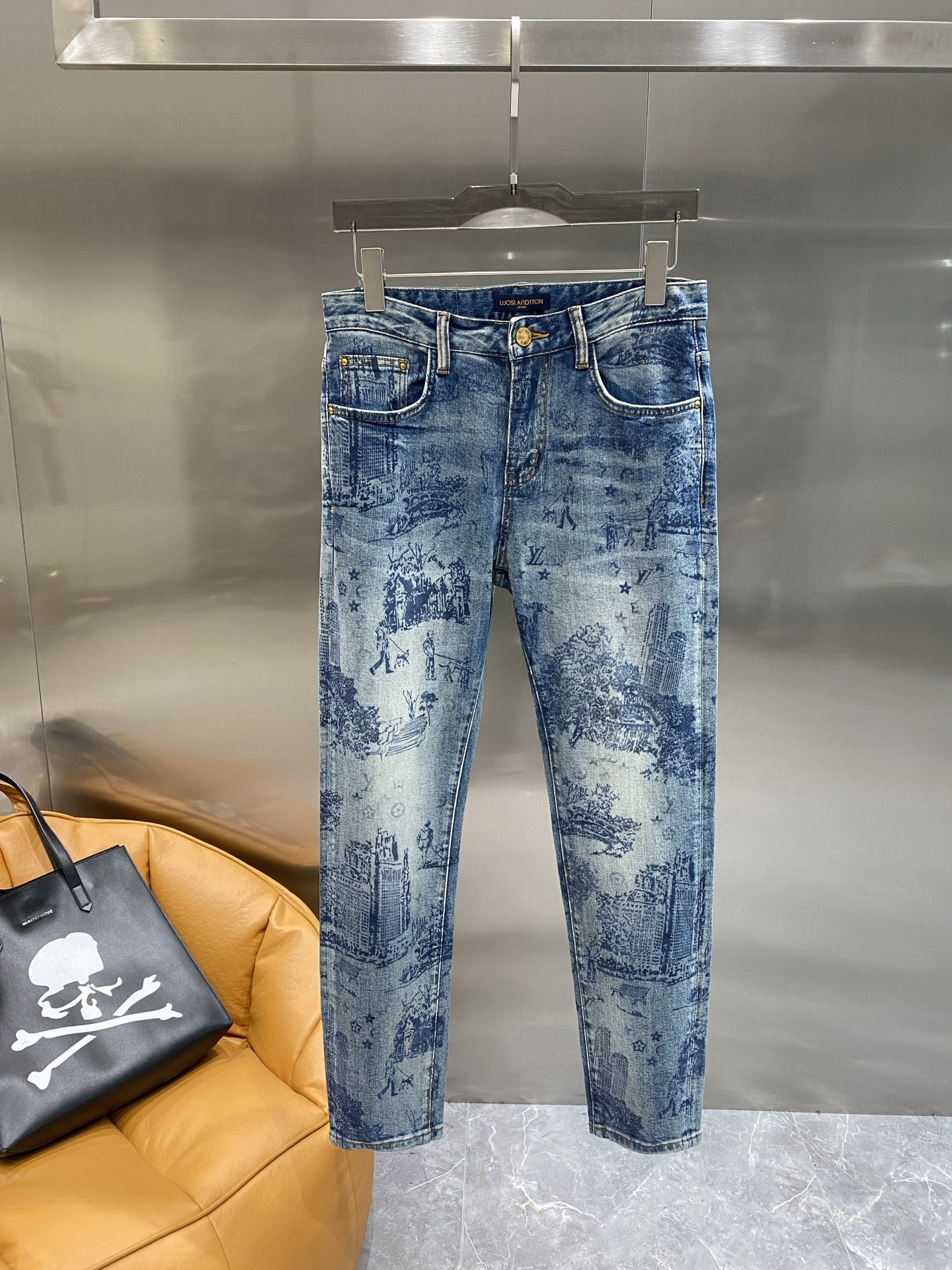 NO:509092,'Donkey House' LV artful jeans | The light blue denim background is covered with dark blue patterns, like exquisite medieval scrolls, including castles, trees, ships, and various mysterious elements. It is matched with the classic LV logo, and every detail is full of artistic atmosphere. The trousers are neat, 29-36 the next day, louis vuitton, louis vuitton, louis vuitton, jeans, alexander wang19860909《驴家》 LV艺术感爆棚牛仔裤 |浅蓝色牛仔底色上,布满了深蓝色的图案,像是一幅幅中世纪的精美画卷,有城堡、树木、船只,还有各种神秘元素 ,搭配着LV经典标识,每一处细节都充满了艺术气息.裤型是利落的款,29-36隔天,,louis vuitton,louis vuitton,louis vuitton,jeans,alexander wang,Men's clothing