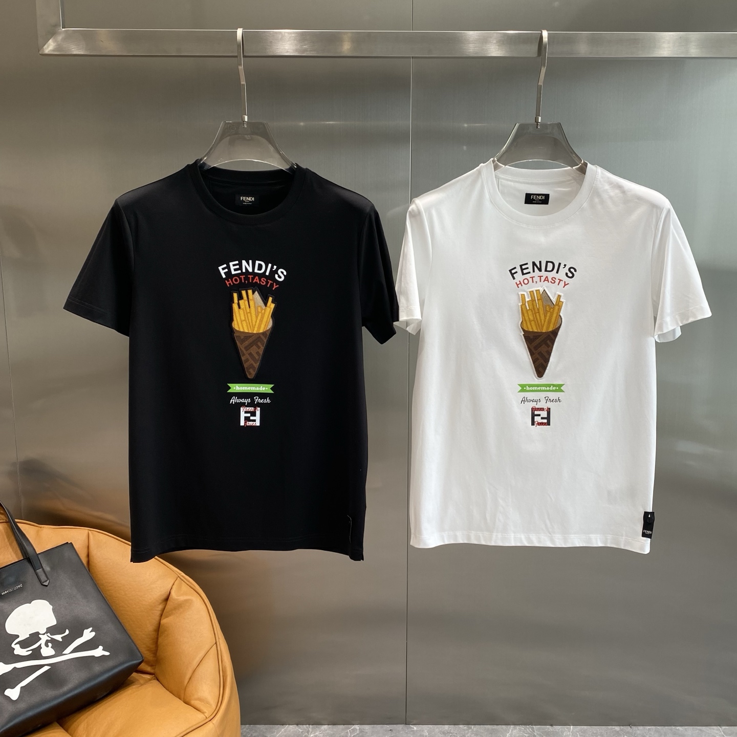 NO:510388,'Fenjia' 2025SS spring and summer latest round neck fashionable short-sleeved T-shirt, synchronized on the official website, and a counter pure cotton fabric!  Comfortable skin, durable and easy to wear, classic simple logo design, original factory craftsmanship, must-have items for handsome men. Number of numbers M-XXXL the next day, fendi, T-shirt, tees, t-shirt, alexander wang19860909《 芬家》 2025SS春夏最新款圆领时尚短袖T恤,官网同步,专柜纯棉面料！贴肤舒适,耐看又好穿,经典简约logo设计,原厂工艺一丝不苟,型男必备单品 码数M-XXXL隔天,,fendi,T-shirt,tees，t-shirt,alexander wang,Men's clothing