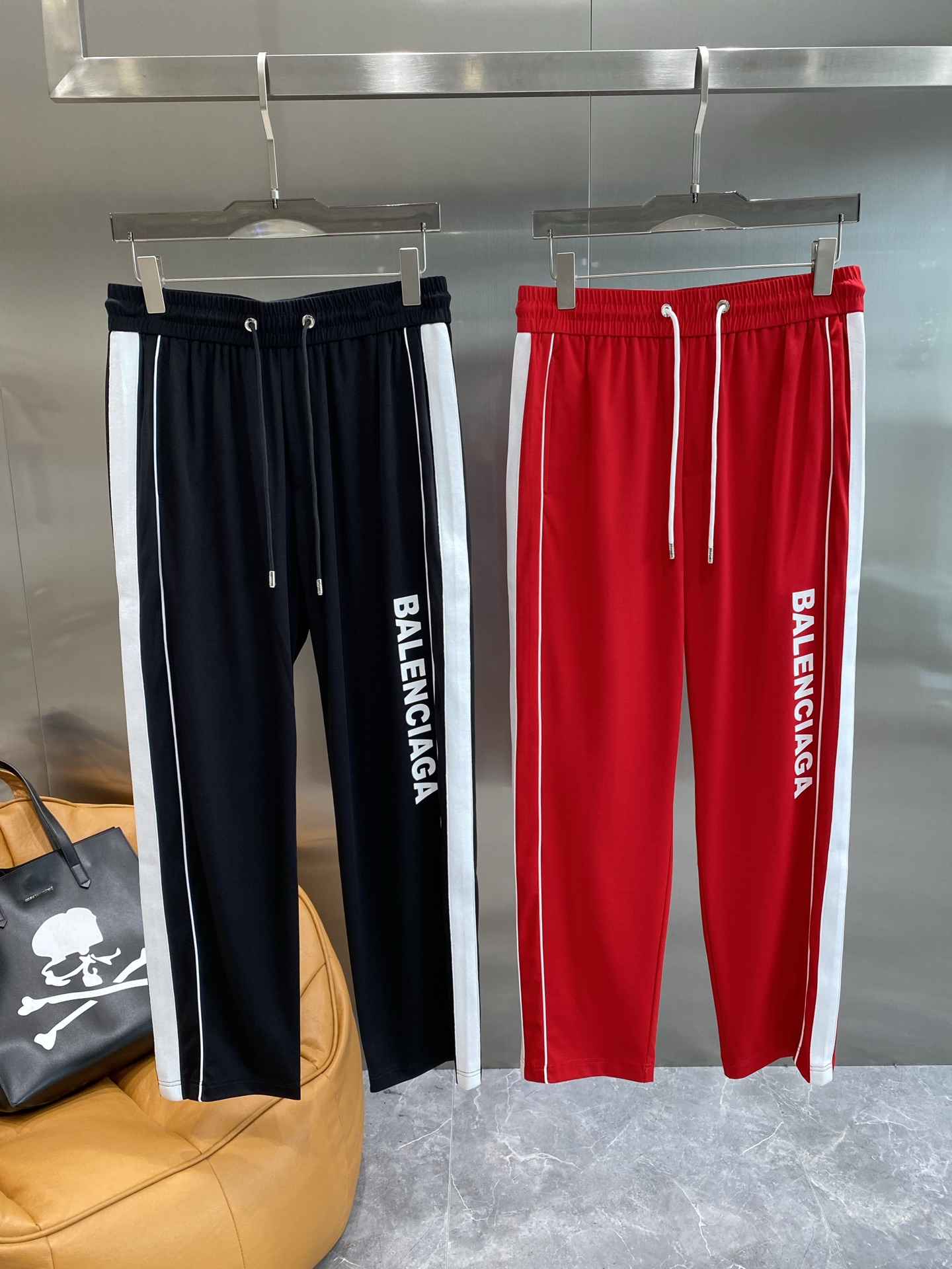 NO:499008,'Paris Home' High-end customization New casual pants are carefully designed, with a sense of comfort and sophistication and series. This series includes comfort, warmth, classic fashion, streamlined cutting, practical and versatile, and extremely high-end luxury. Number: m-3xl the next day,,balenciaga,alexander wang19860909《 巴黎家》 高端定制 新款休闲裤精心设计、兼具舒适性和精致感的专属和系列,该系列包含舒适保暖、经典时尚一线 流线型裁剪实用百搭极具高端奢华感码数:m-3xl隔天,,balenciaga,alexander wang,Men's clothing