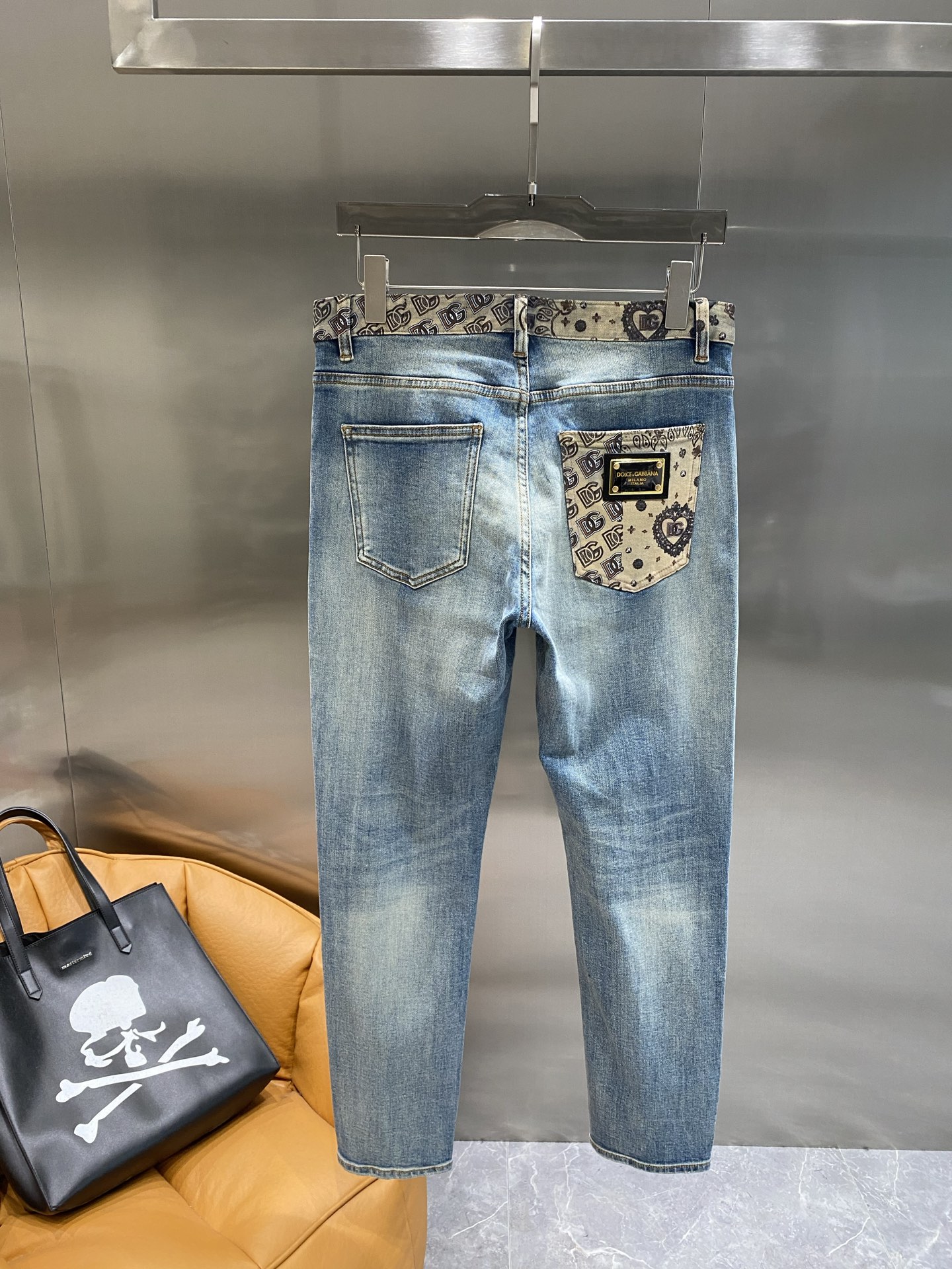 NO:432885,'DG Home' DG light blue denim, the antique washing effect is so touching, full of retro atmosphere. The unique pattern design of the waist and back pocket, Monogram elements are classic and eye-catching, and they are just right with denim, which directly fills the sense of fashion!  There are also exquisite small labels on the back pocket, and the details are completely irresistible. The style is also excellent, and the leg shape is first-class. 29-36 the next day, gucci, alexander wang19860909《DG家》 DG 浅蓝色牛仔布,做旧水洗效果太有感觉了,满满的复古氛围.后腰和后袋独特的图案设计,Monogram元素经典又吸睛,和牛仔布搭配得恰到好处,直接把时尚感拉满！后袋上还有精致小标贴,细节控完全无法抗拒.版型也超棒,修饰腿型一流,29-36隔天,,gucci,alexander wang,Men's clothing