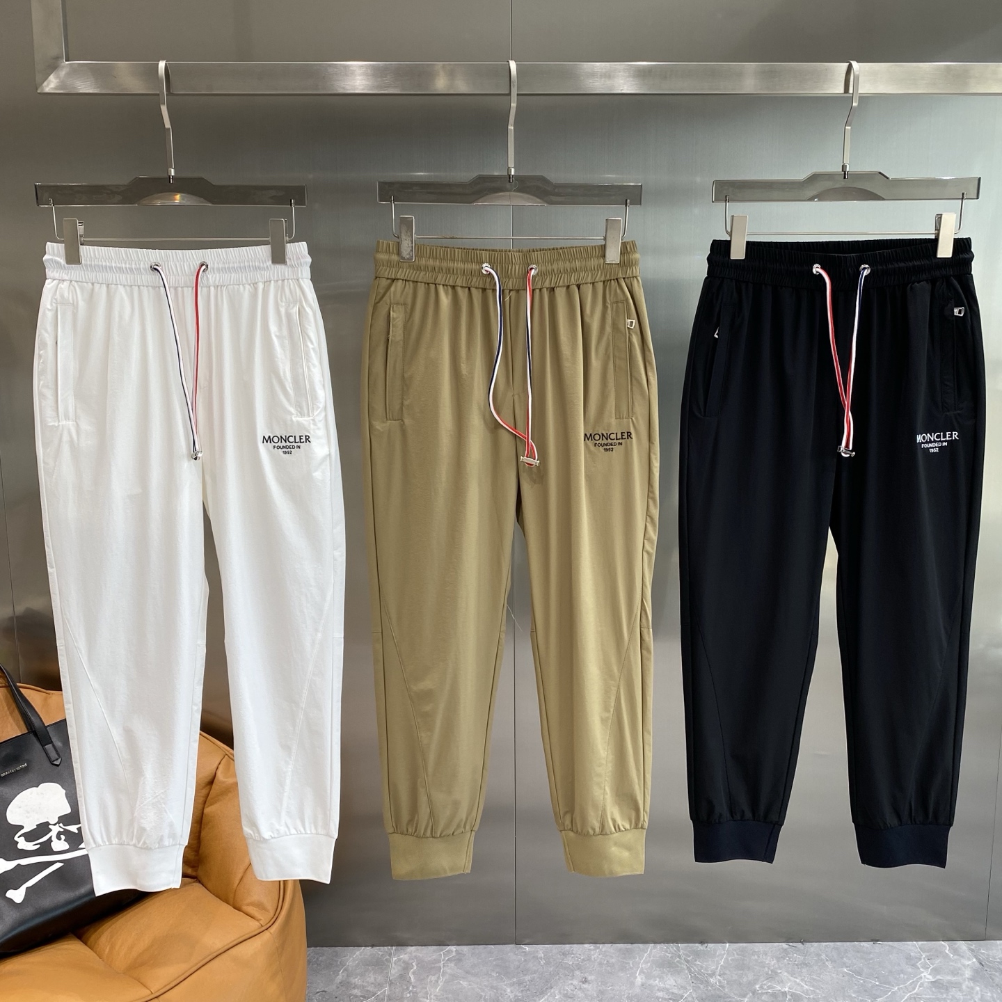 NO:465877,'Mengjia' Moncler casual pants are casual and fashionable, simple and versatile, and easy to adapt to various styles. The drawstring design is super considerate, and the red and white drawstrings add a bright color to the whole, and can also freely adjust the elasticity. The brand logo on the side is low-key and exquisite, showing the brand texture. The fabric is soft and comfortable, skin-friendly and breathable. M-3XL the next day, alexander wang19860909《蒙家》 Moncler休闲裤 休闲时尚 简约又百搭,轻松适配各种风格.抽绳设计超贴心,红白相间的抽绳为整体增添了一抹亮色,还能自由调节松紧.侧边的品牌标识,低调又精致,彰显品牌质感. 面料柔软舒适,亲肤透气,M-3XL隔天,,alexander wang,Men's clothing