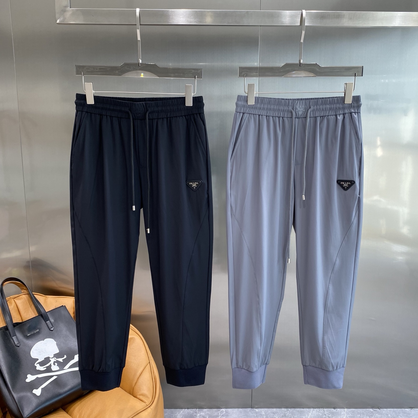 NO:465884,'Pujia' Prada casual pants A low-key and luxurious casual template!  Classic black, calm and atmospheric, full of high-end feel. The drawstring design is simple and practical, and the metal pendant adds exquisite details. The iconic triangular logo on the side is low-key but highly recognizable, showing the unique charm of the brand. M-3XL the next day, prada, prada, alexander wang19860909《普家》 Prada休闲裤 低调奢华的休闲范本！经典黑色,沉稳又大气,满满的高级感. 抽绳设计简约实用,金属坠饰增添精致细节.侧边标志性的三角徽标,低调却极具辨识度,彰显品牌独特魅力.M-3XL隔天,,prada,prada,alexander wang,Men's clothing