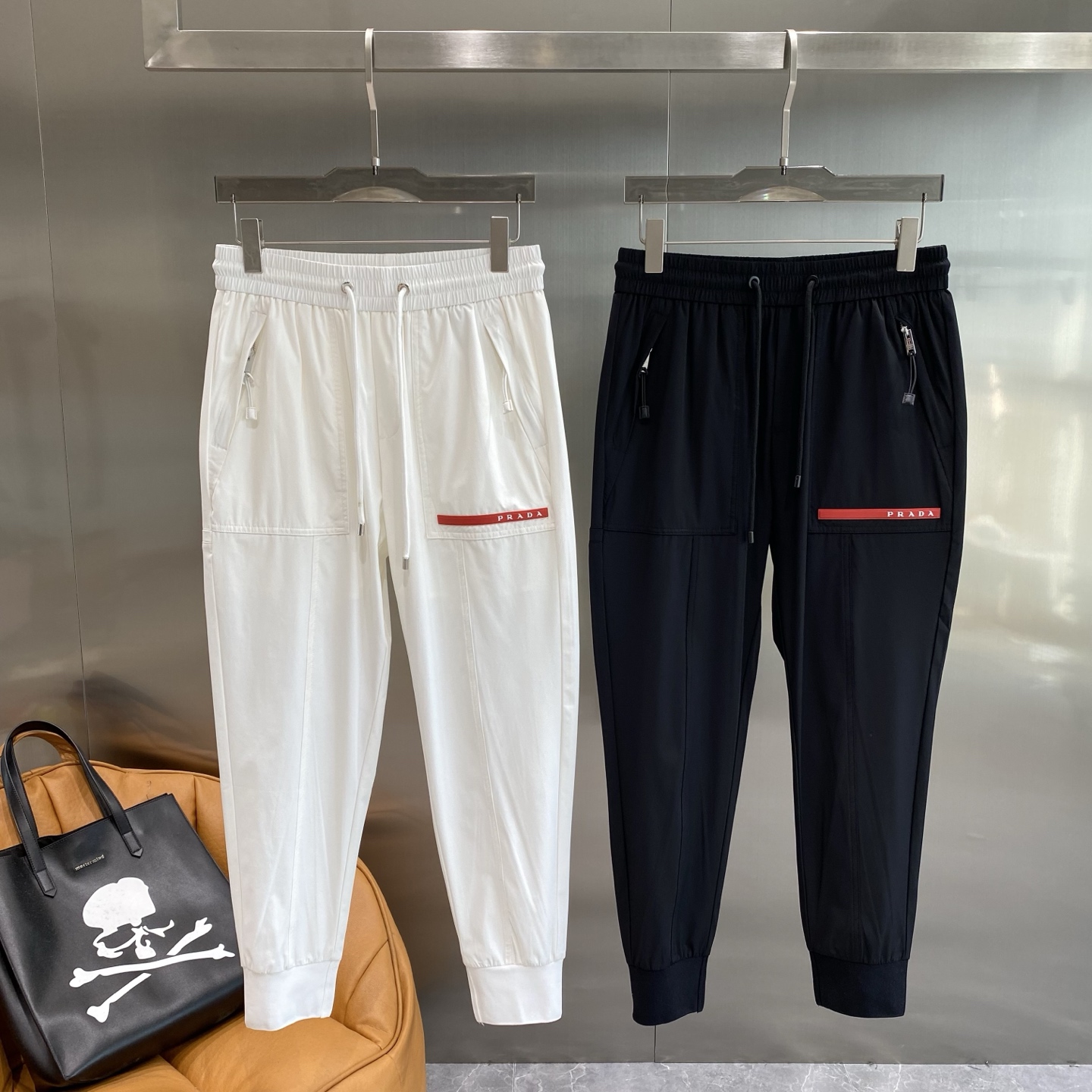 NO:465897,'Pujia' Prada casual pants, a perfect fusion of fashion and practicality!  The drawstring is designed to be easy to adjust and meets different waist circumference needs. The zippered pockets on both sides are both practical and add a cool feeling. The bright red 'Prada' logo on the pocket instantly enhances fashion. The fabric is comfortable and textured, and it is comfortable to wear and stylish. The style of the foot is neat and long. The next day, prada, prada, alexander wang19860909《普家》 Prada休闲裤,时尚与实用的完美融合！抽绳设计方便调节,贴合不同腰围需求.两侧拉链口袋,既实用又增添了酷感,口袋上那一抹亮眼的红色“Prada”标识,瞬间提升时尚度. 面料舒适有质感,穿着自在又有型.束脚的款式,利落又显腿长,M-3XL隔天,,prada,prada,alexander wang,Men's clothing