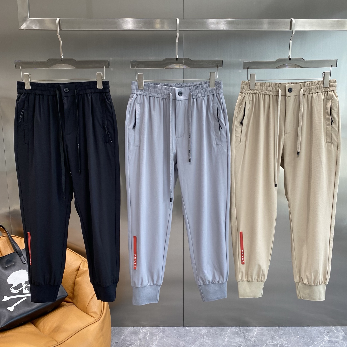 NO:465891,'Pujia' Prada casual style is a simple and fashionable universal item!  Classic and atmospheric, the drawstring design is easy to adjust, and it is comfortable to wear. The zippered pockets on both sides are practical and add a bit of handsomeness. The red lines on the sides of the trouser legs are simply the finishing touch, instantly breaking the monotony and bringing a full sense of fashion. The fabric is soft and skin-friendly, M-3XL the next day, prada, prada, alexander wang19860909《普家》 普拉达休闲款 简约时尚的万能单品！经典又大气, 抽绳设计方便调节,穿着舒适自在.两侧的拉链口袋,实用又增添了几分帅气.裤腿侧边那一抹红色线条,简直是点睛之笔,瞬间打破单调,带来满满的时尚感.面料柔软亲肤,M-3XL隔天,,prada,prada,alexander wang,Men's clothing