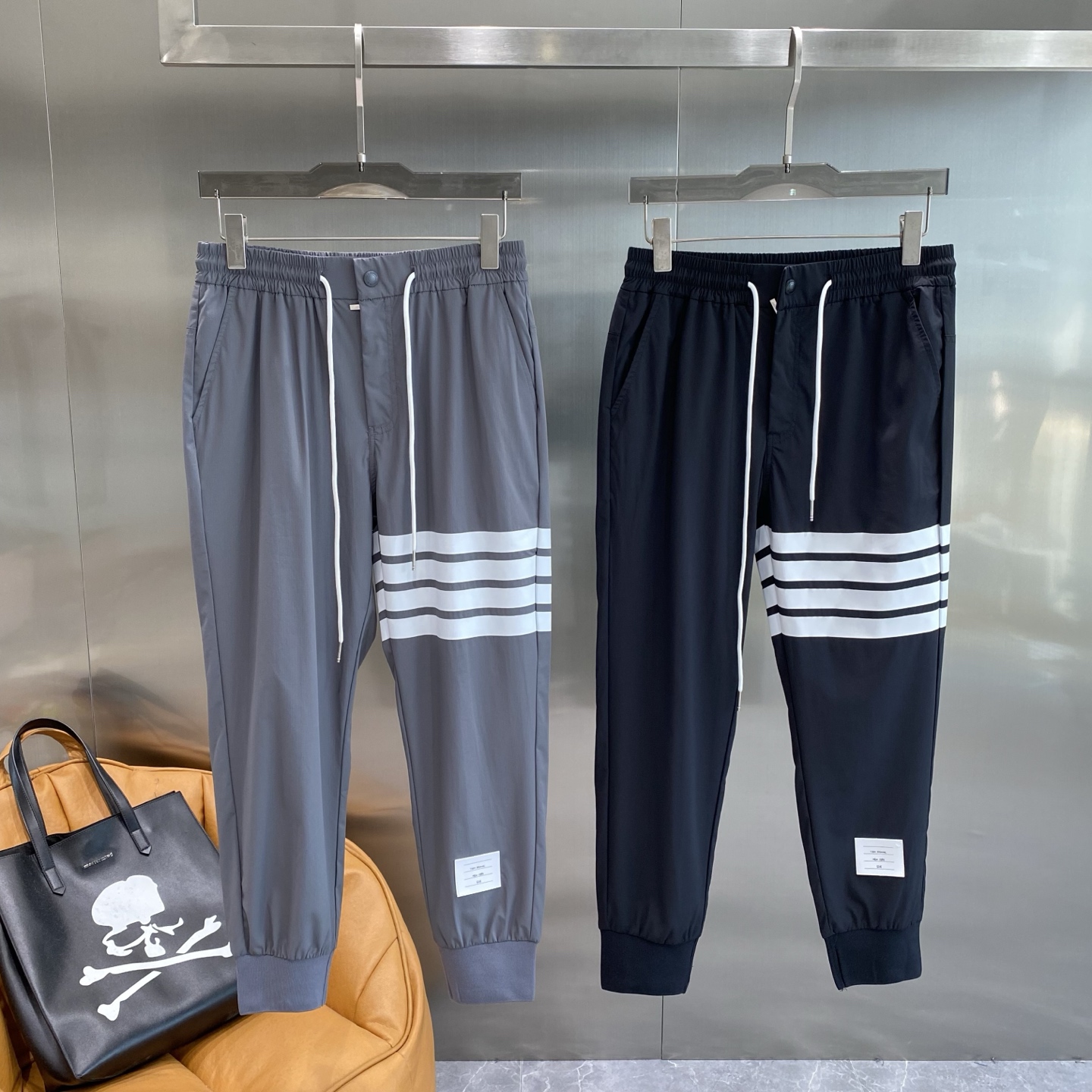 NO:474469,'TB Home' TB casual pants are sporty and fashionable, classic and versatile, with a low-key and calm temperament. The white drawstrings and the white stripes on the sides echo each other, simple and fashionable. The striped design not only adds visual highlights, but also has a hint of sporty vitality. The small labels on the legs of the pants are full of details, showing a unique taste. The fabric is soft and comfortable, and has good breathability. M-3XL the next day, alexander wang19860909《TB家》 TB休闲裤 运动时尚 经典又百搭,自带低调沉稳的气质. 白色抽绳与侧边的白色条纹相互呼应,简约中带着时尚感,条纹设计不仅增添了视觉亮点,还带有一丝运动活力.裤脚处的小标签,细节满满,彰显独特品味.面料柔软舒适,透气性佳,M-3XL隔天,,alexander wang,Men's clothing