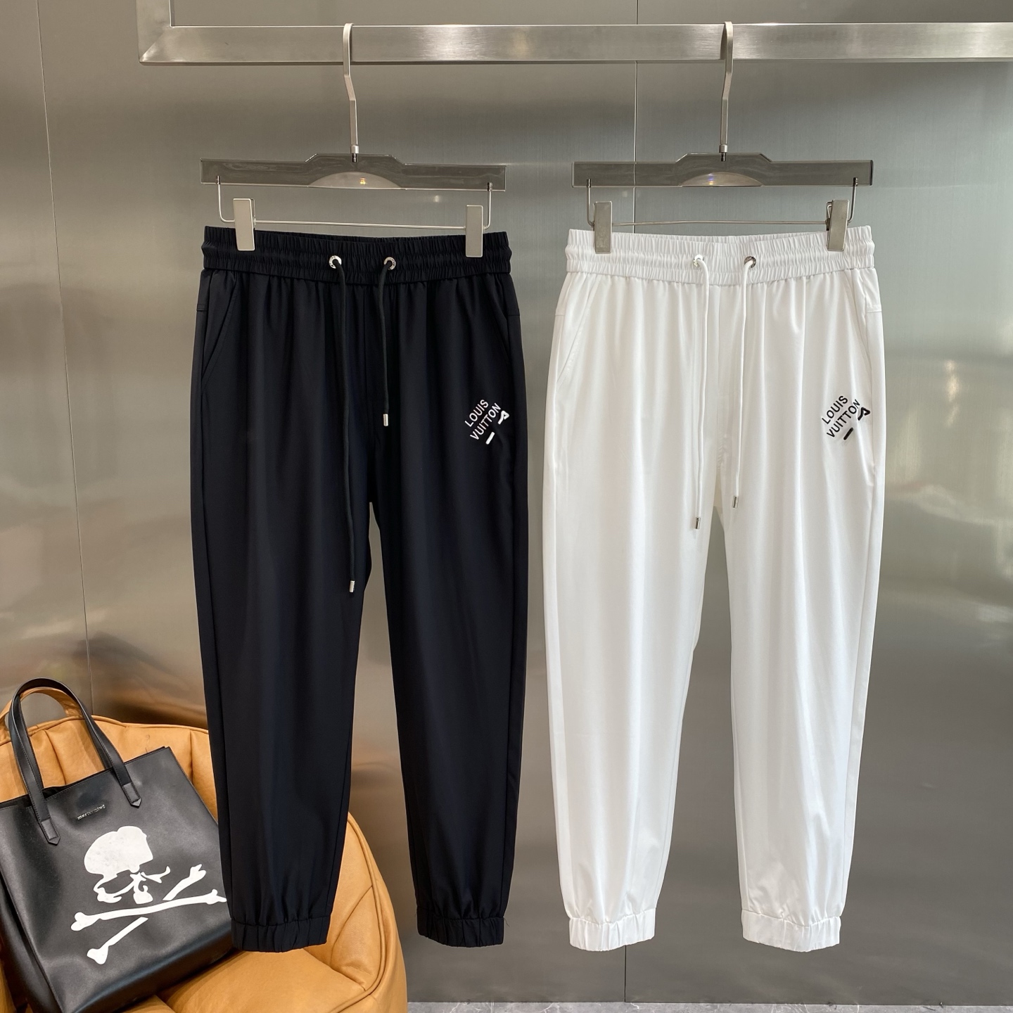 NO:474474,'Donkey Family' LV casual pants are fashionable and luxurious, perfect, calm and atmospheric, exuding a low-key luxury. The trouser body design is simple and smooth, and the iconic LV logo on the back pocket instantly becomes the visual focus, highlighting the unique charm of the brand. The drawstring and foot tying design are both convenient for adjustment and add a neat feeling. M-3XL the next day, louis vuitton, louis vuitton, louis vuitton, alexander wang19860909《驴家》 LV休闲裤 时尚与奢华的完美沉稳又大气,散发着低调的奢华感. 裤身设计简约流畅,后袋上那标志性的LV大logo,瞬间成为视觉焦点,彰显着品牌的独特魅力.抽绳和束脚设计,既方便调节又增添了利落感.M-3XL隔天,,louis vuitton,louis vuitton,louis vuitton,alexander wang,Men's clothing